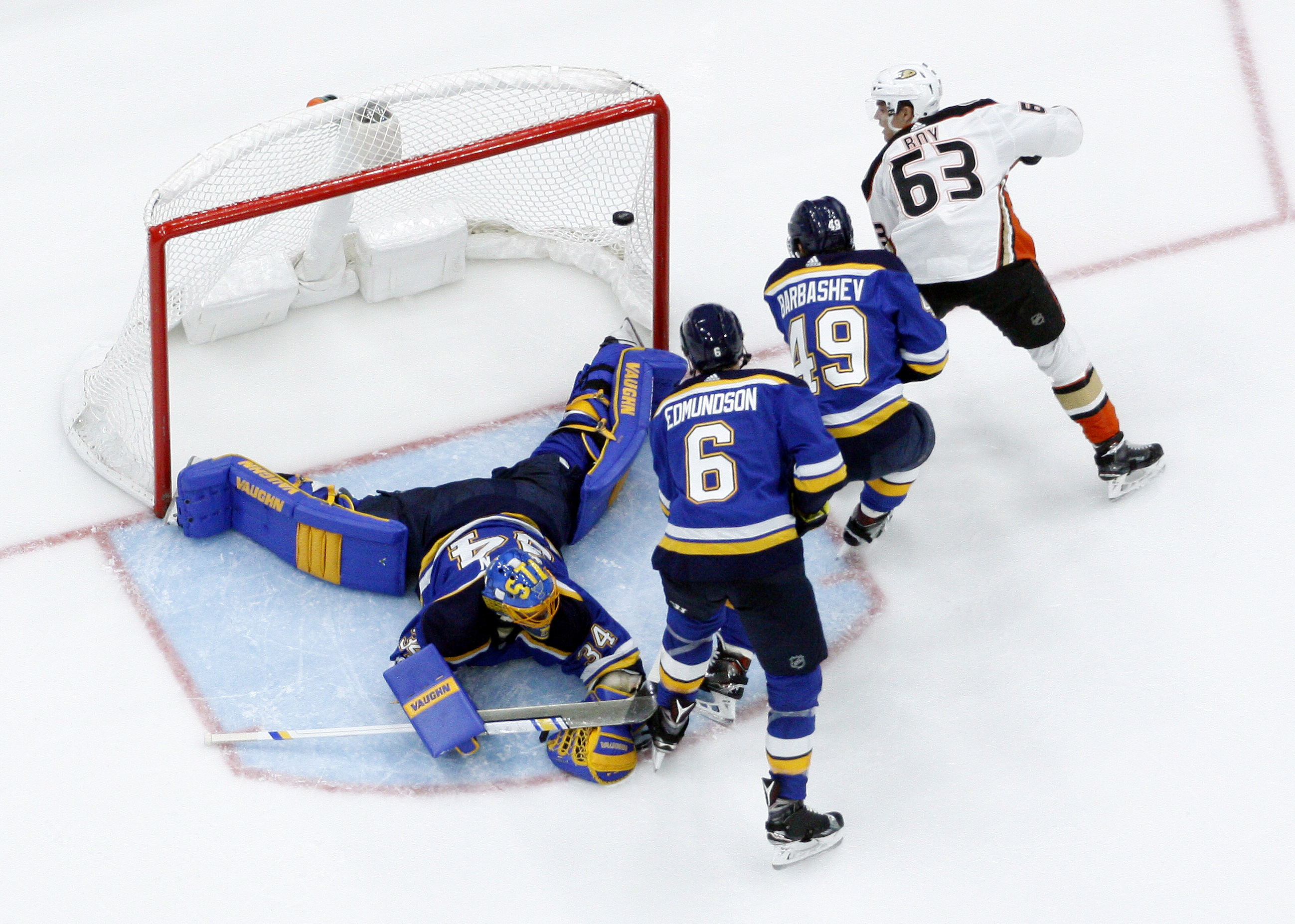 Roy scores 2 in return from minors, Ducks down Blues 3-1