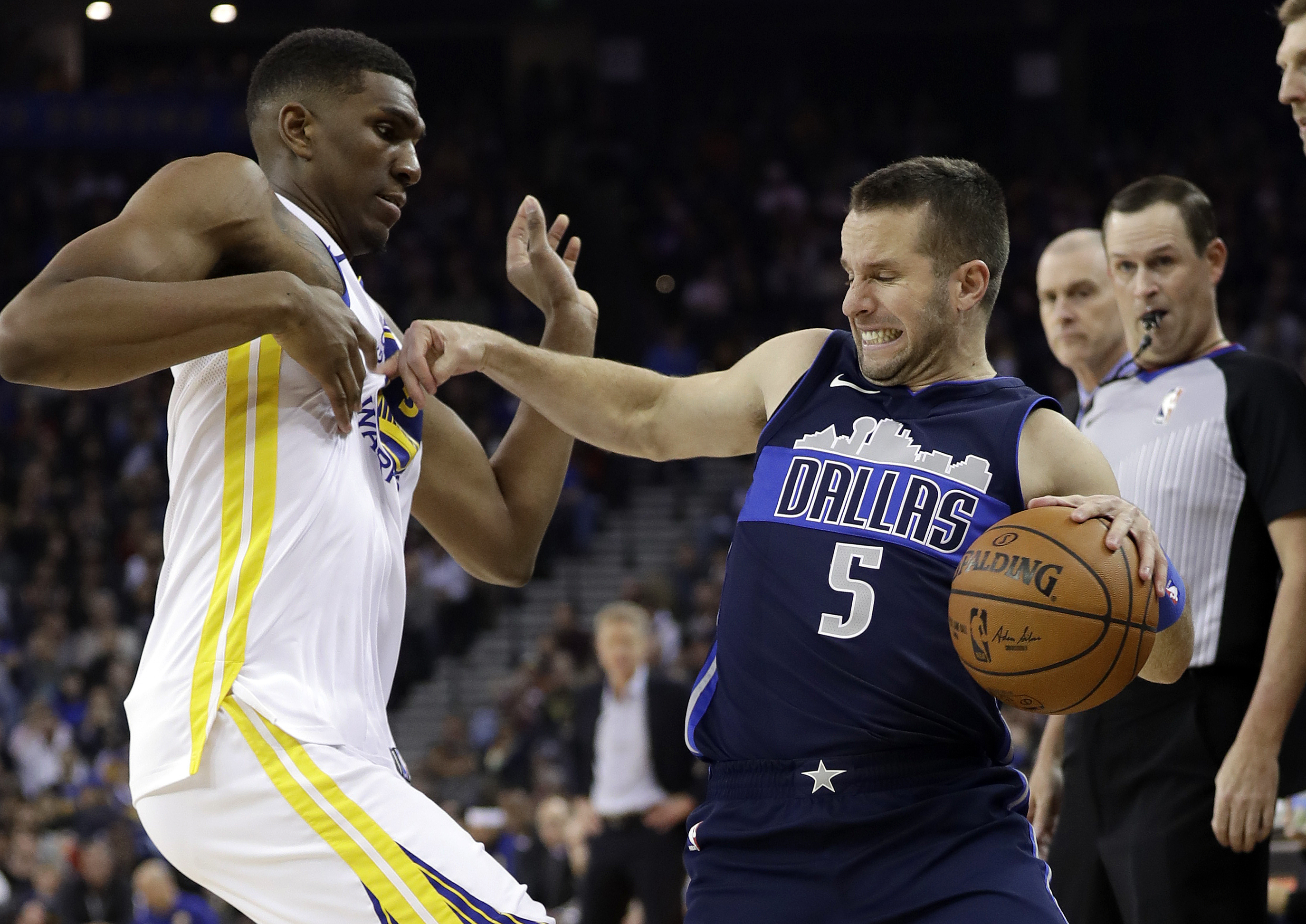 Durant leads Warriors past Mavericks for eighth straight win