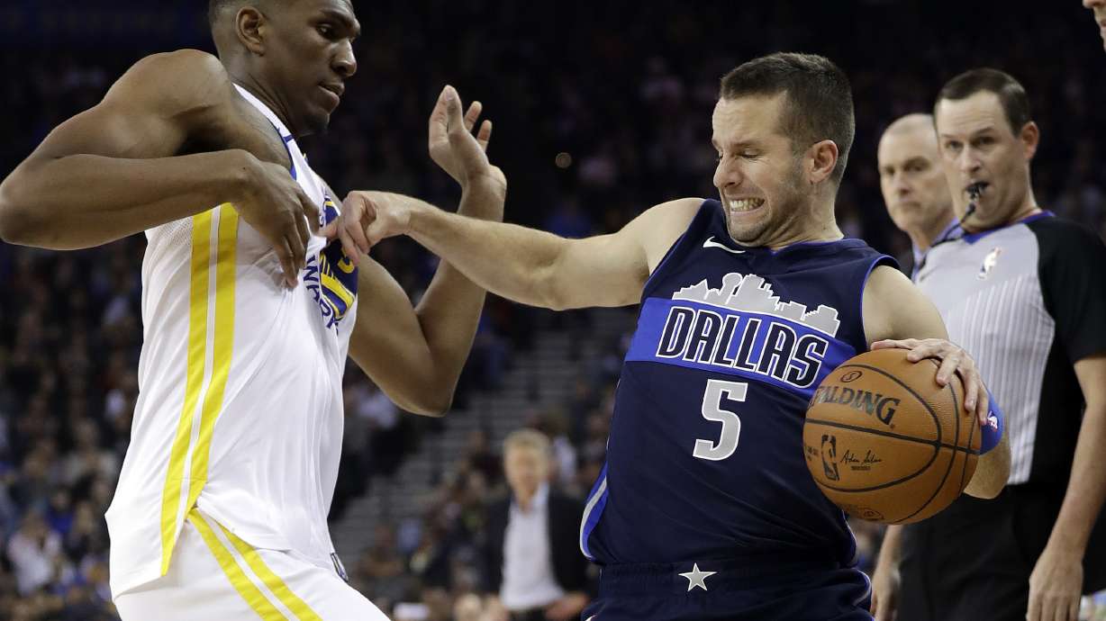 Durant leads Warriors past Mavericks for eighth straight win