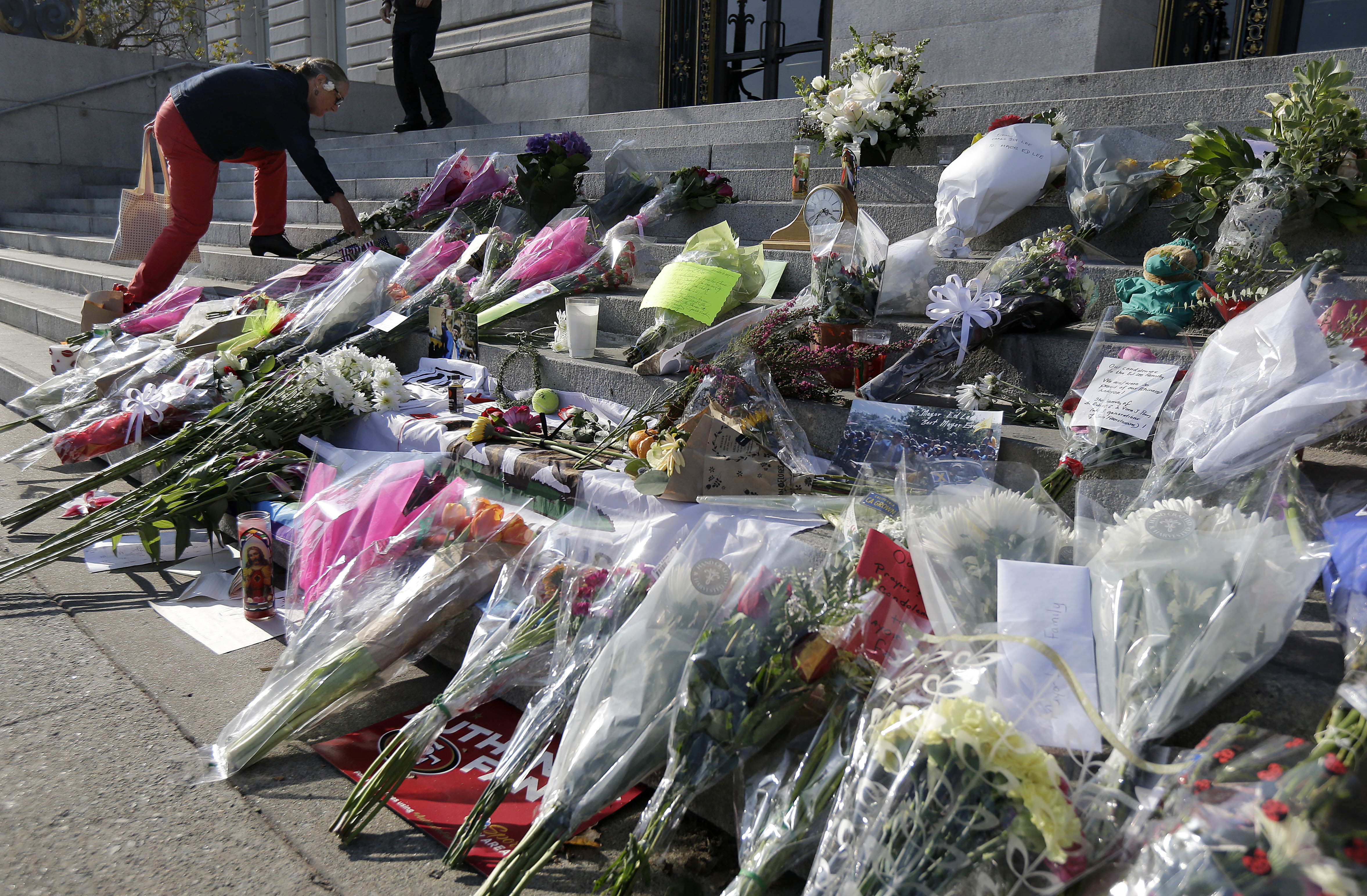 Mourners bow, pray over casket of San Francisco Mayor Ed Lee