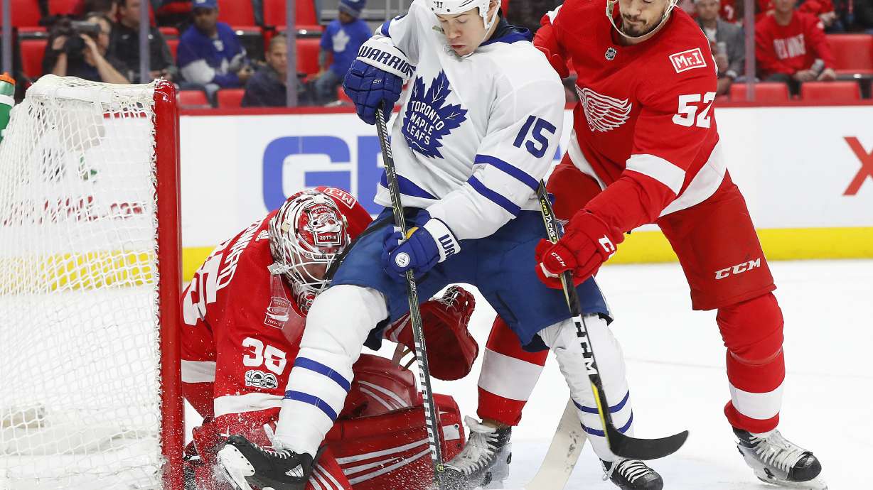 Red Wings beat Maple Leafs 3-1 for desperately needed win