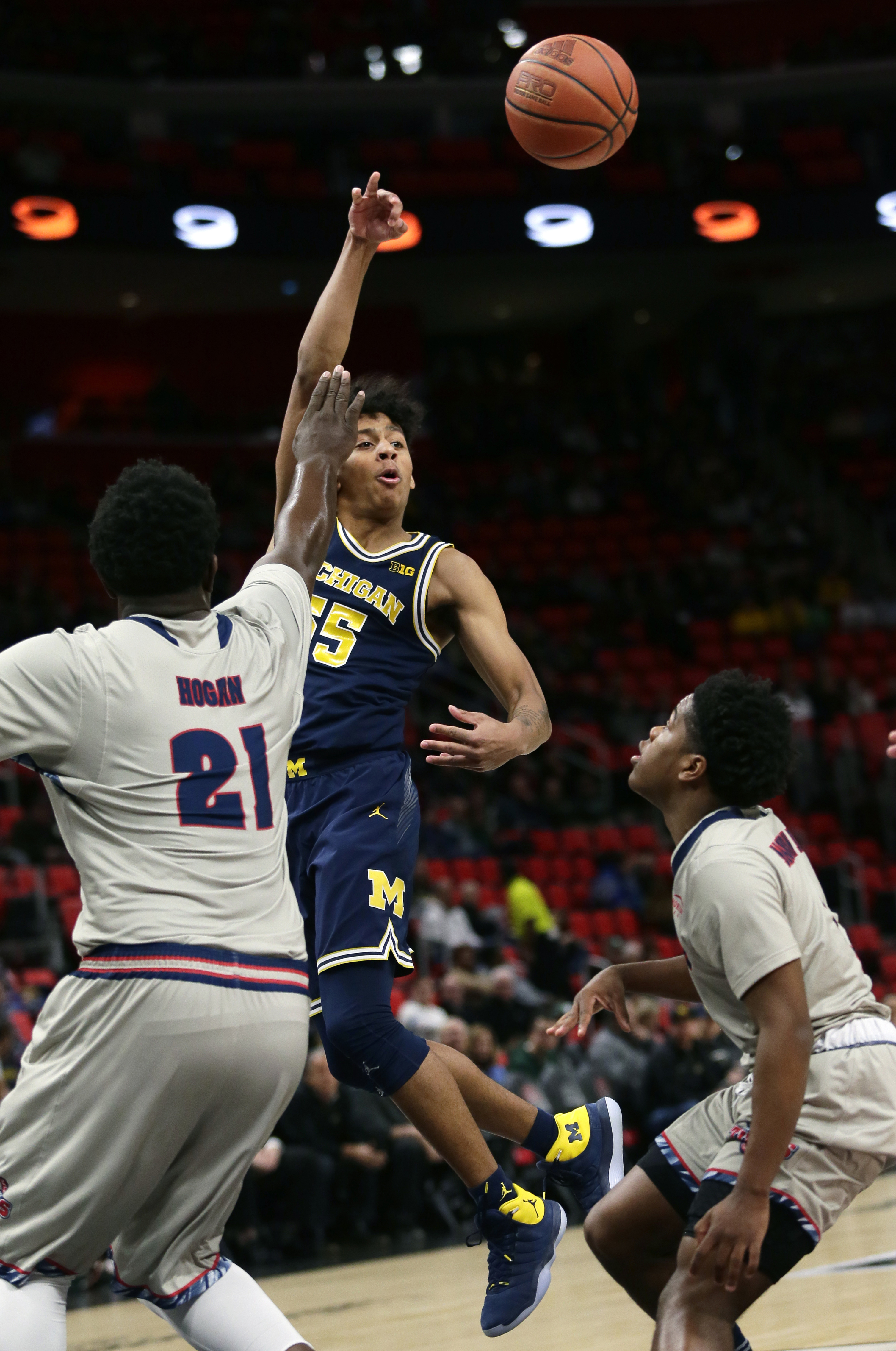 Michigan rolls to 90-58 win over Detroit Mercy