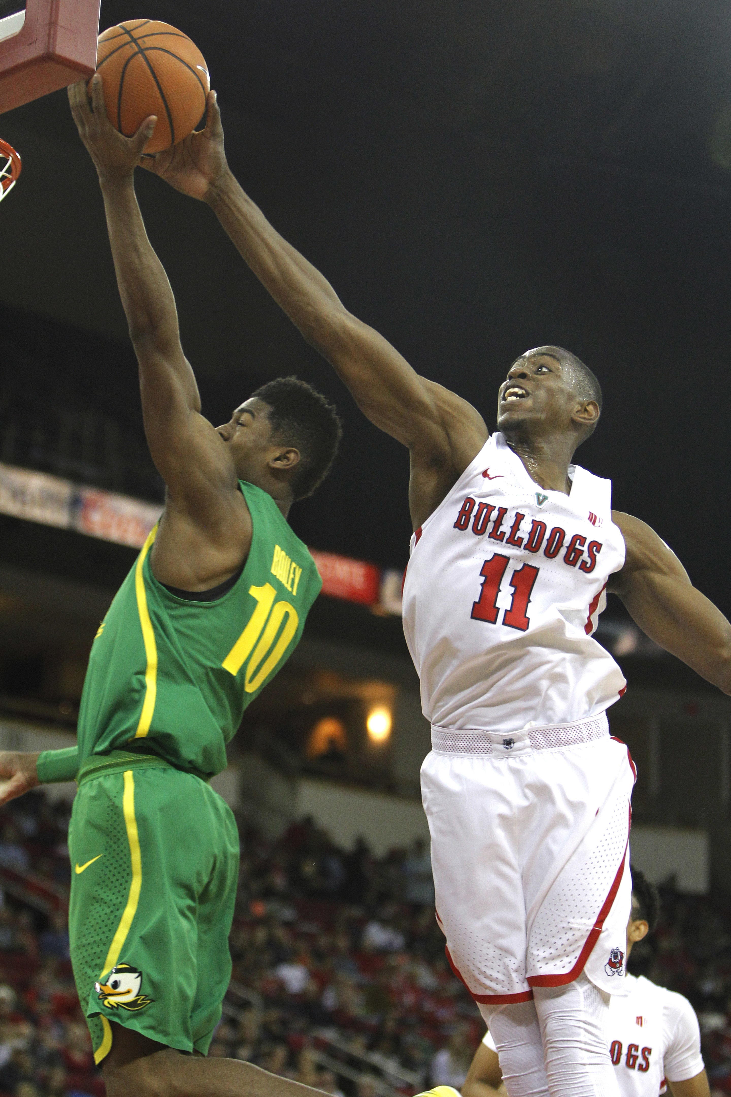 Oregon uses big run in 2nd half, beats Fresno State 68-61