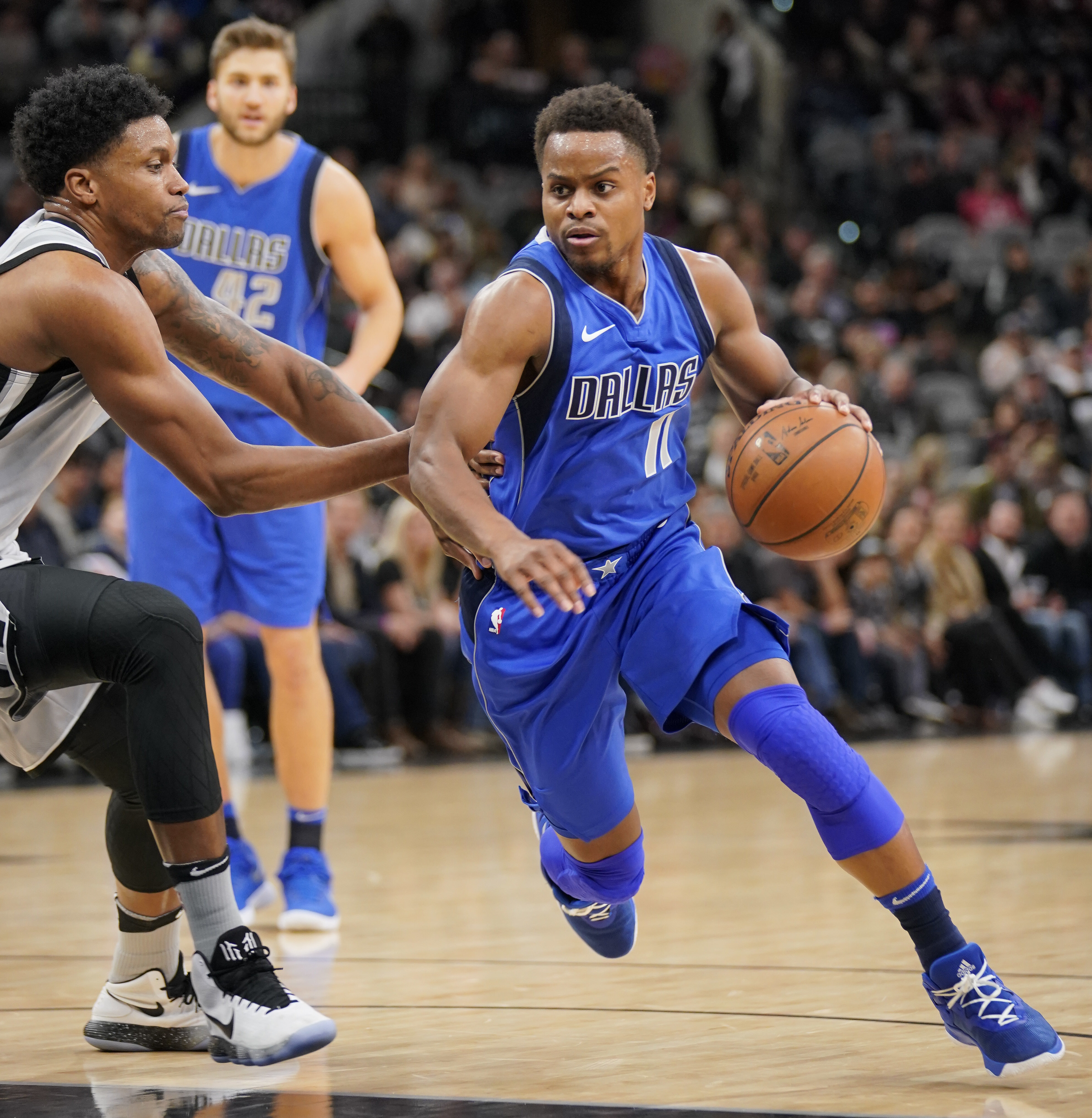 Spurs close on 13-0 run to rally past Mavericks, 98-96