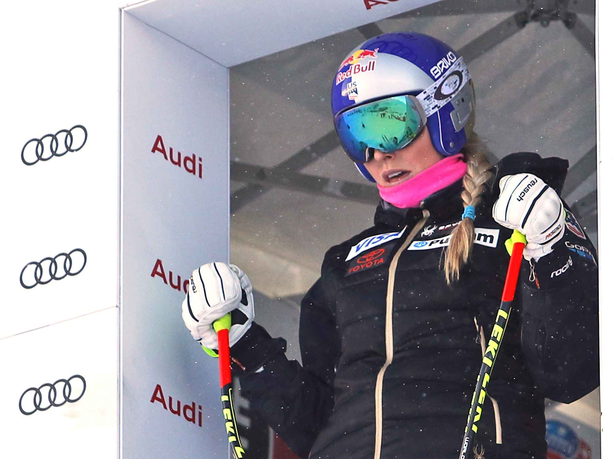 Vonn pulls out of women's super-G race to rest sore knee