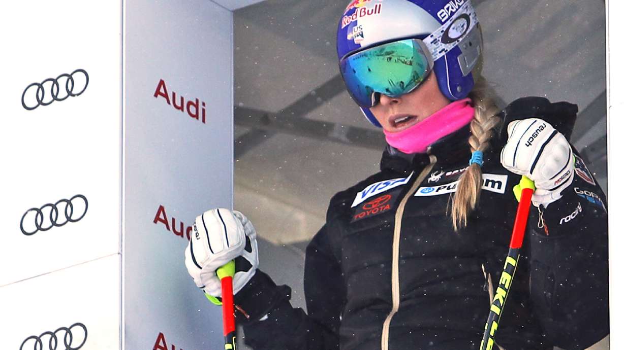 Vonn pulls out of women's super-G race to rest sore knee