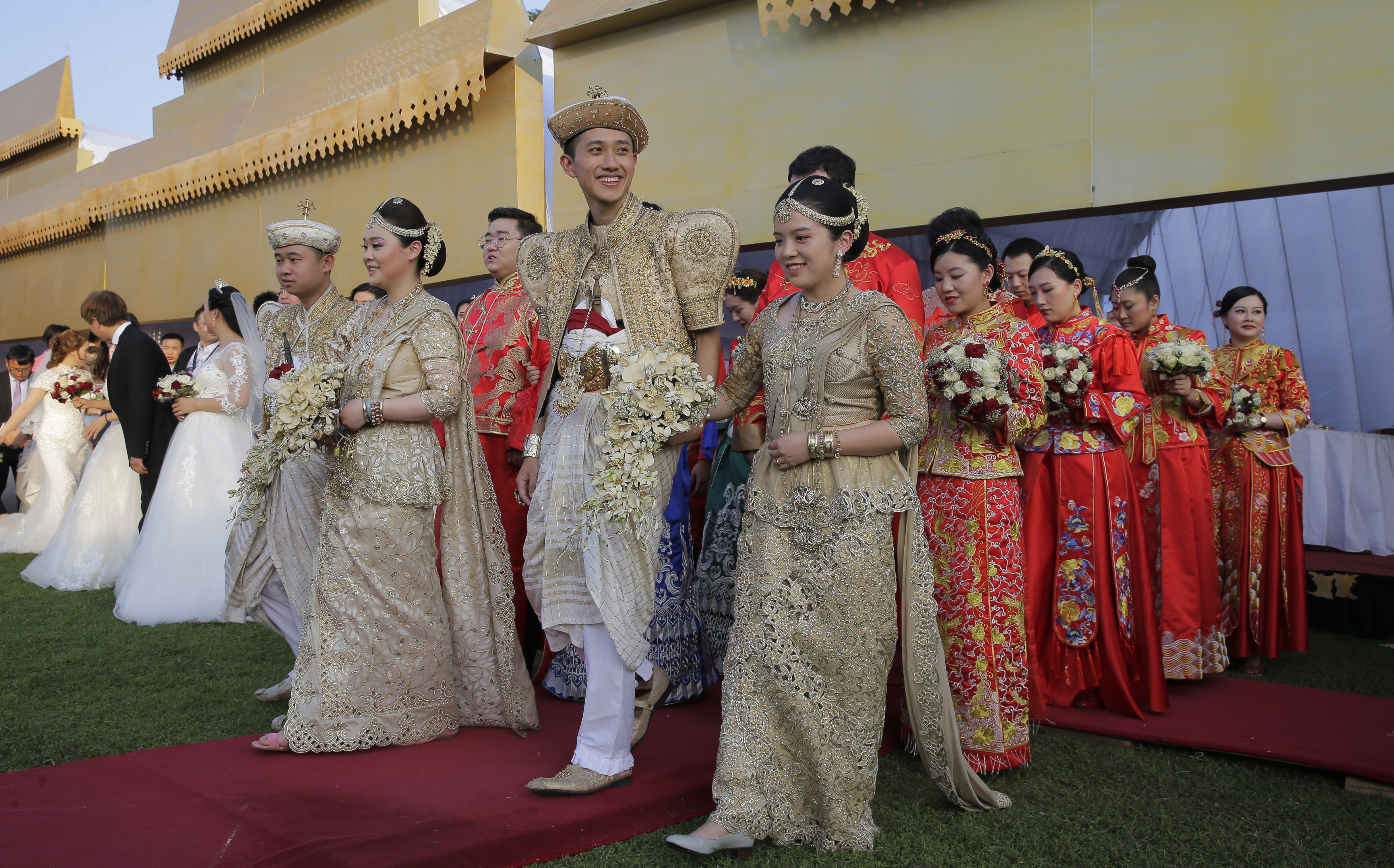 50 Chinese couples marry in Sri Lanka in mass ceremony