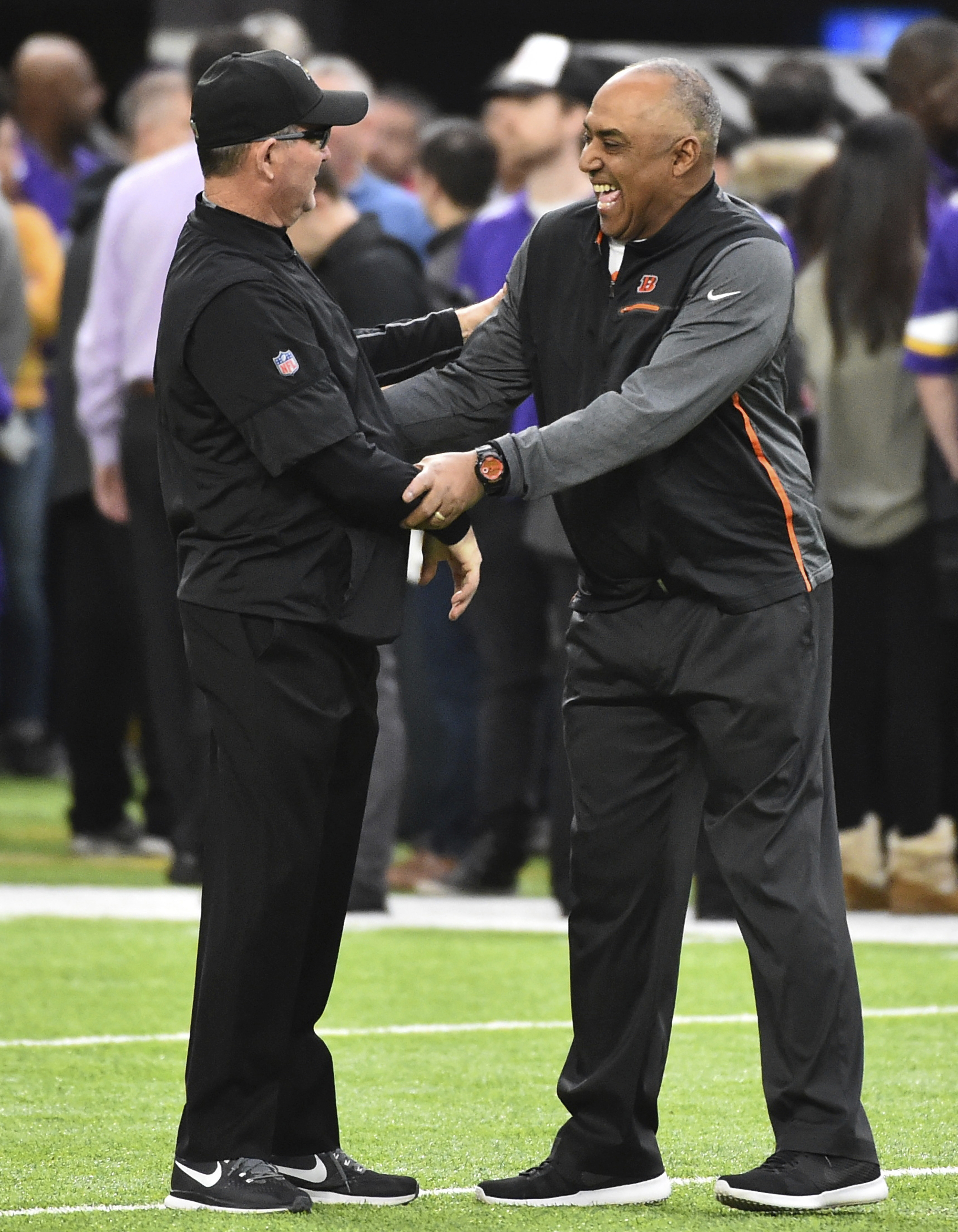 Lewis won't declare he's done with Bengals, despite report