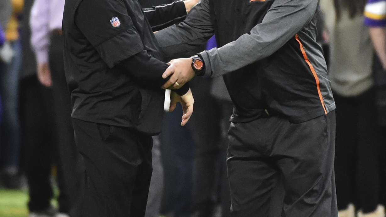 Lewis won't declare he's done with Bengals, despite report