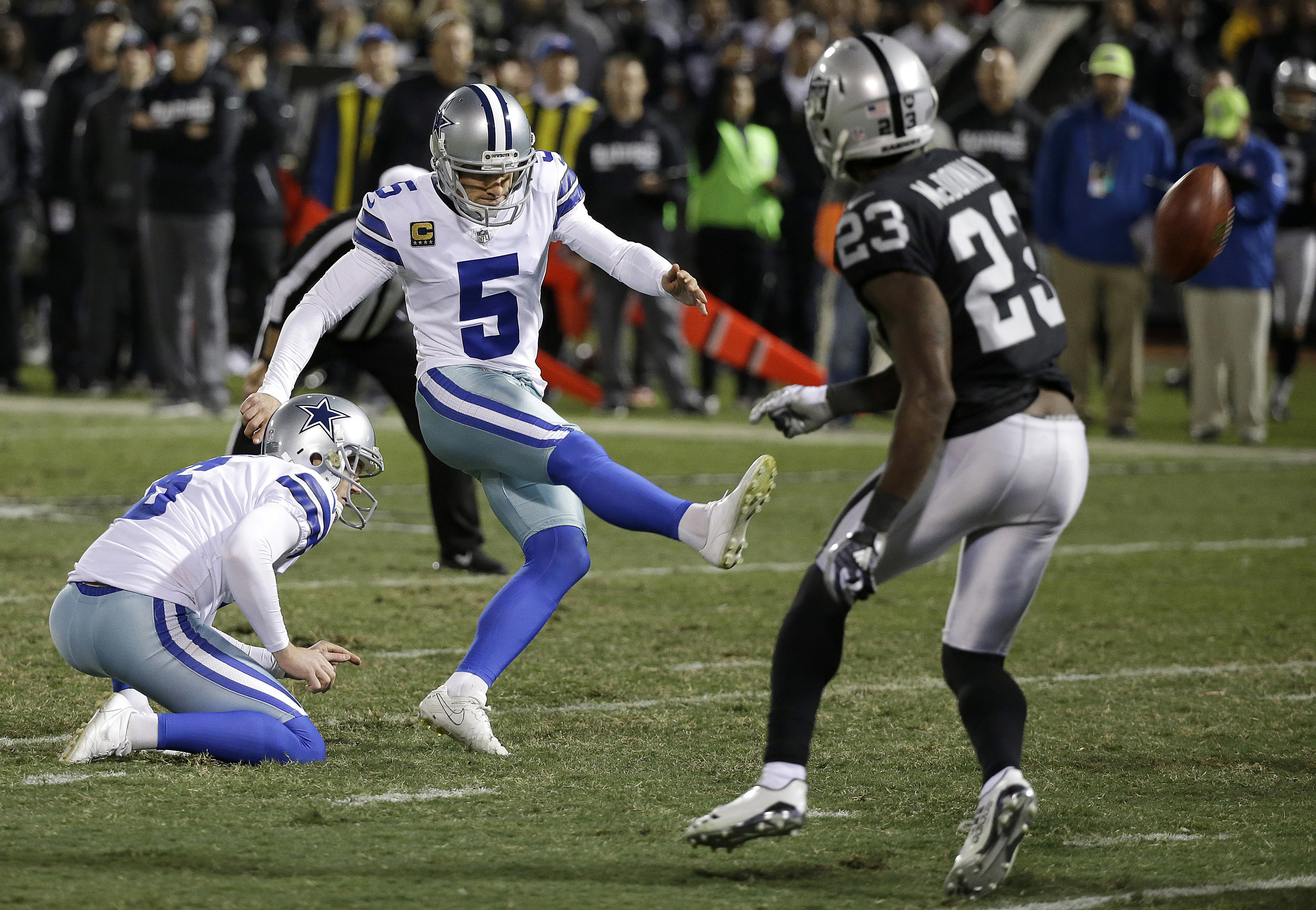 Cowboys get narrow win before Elliott's return
