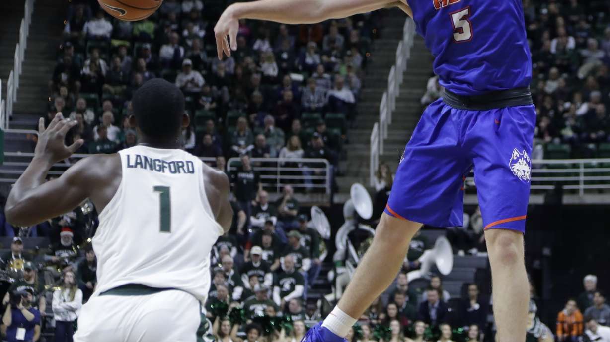 Bridges has 33, No. 2 Michigan St swats away Houston Baptist