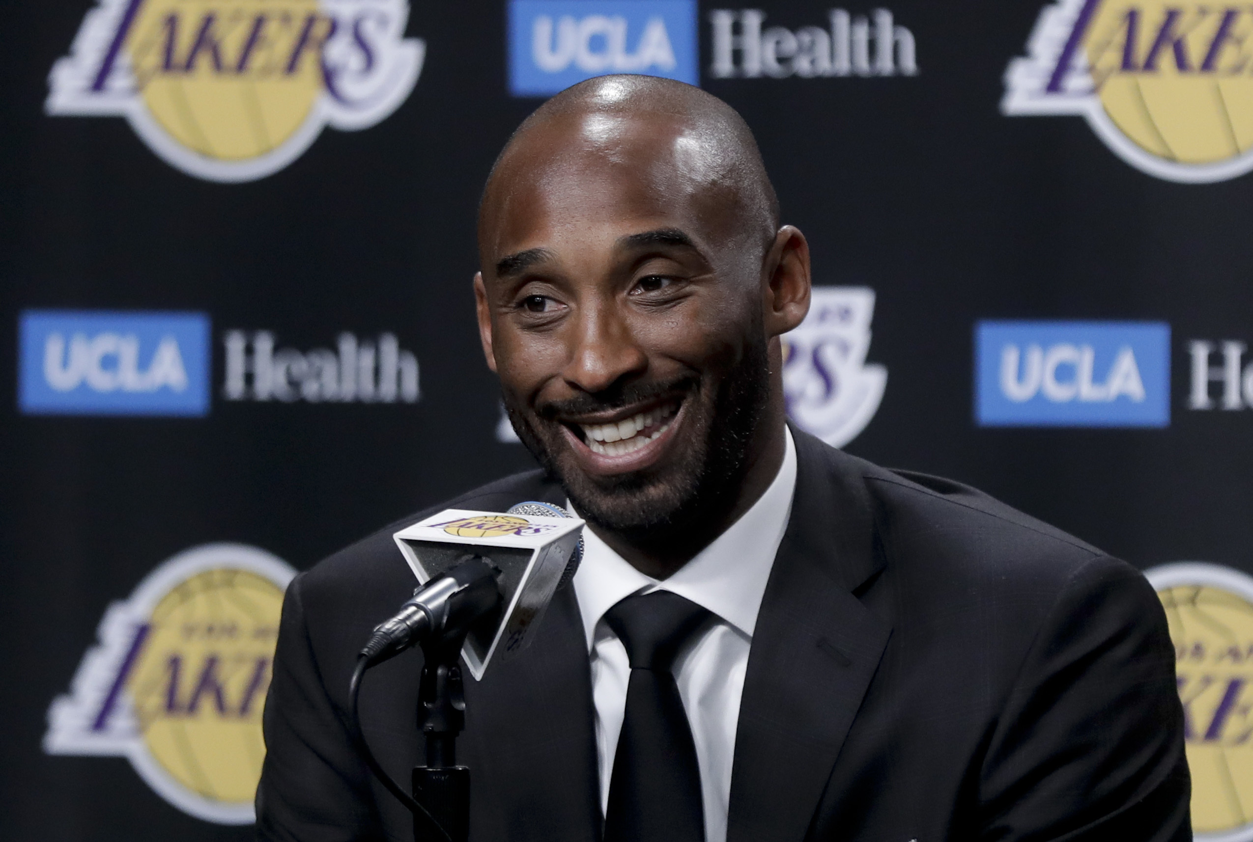 Shooting for 2: Lakers retire Kobe Bryant's 8 and 24 jerseys