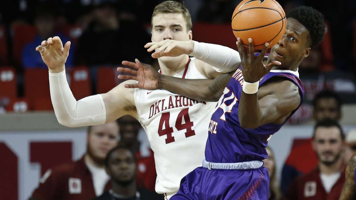 Young ties Division I record with 22 assists in Oklahoma win