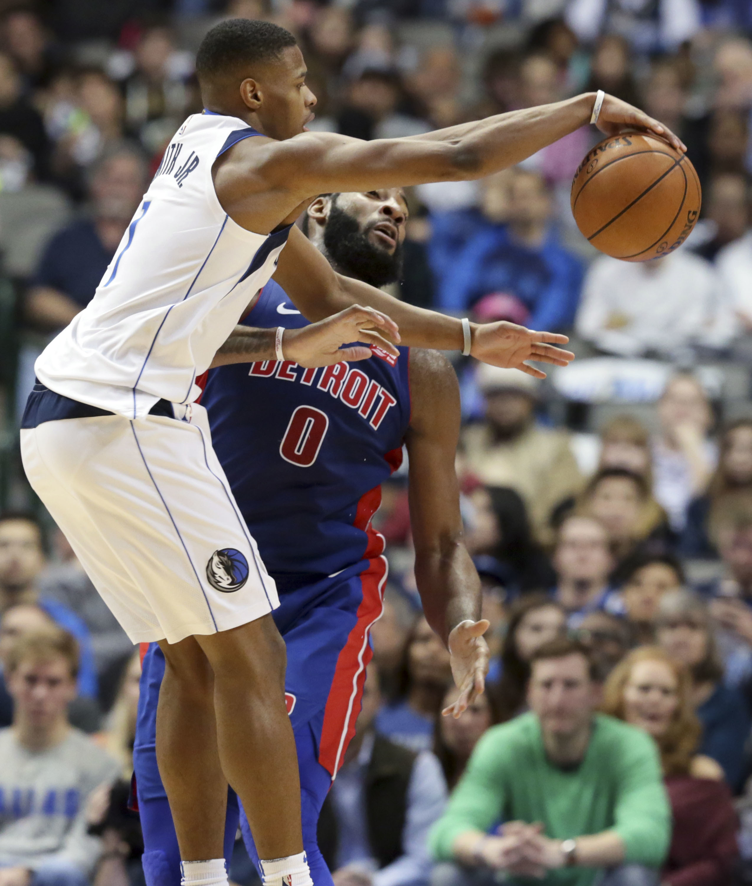 Smith's return, Barnes' 25 lift Mavs over Pistons 110-93