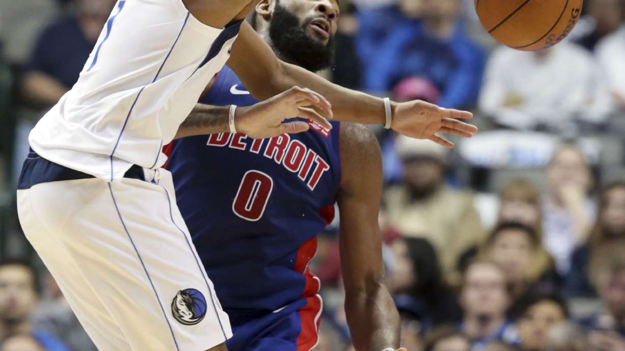 Smith's return, Barnes' 25 lift Mavs over Pistons 110-93