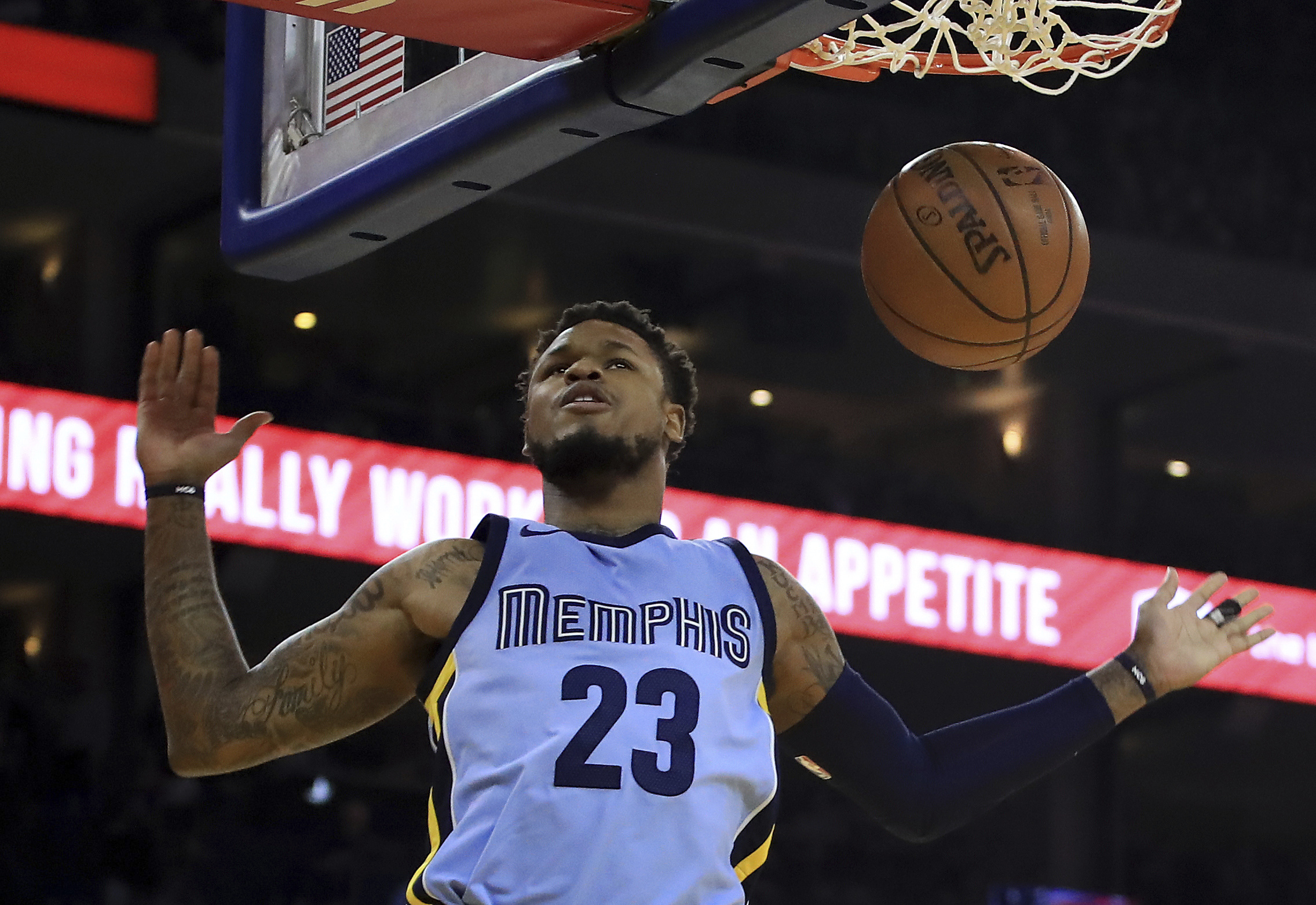 Thompson, Durant lead injured Warriors to 10th straight win