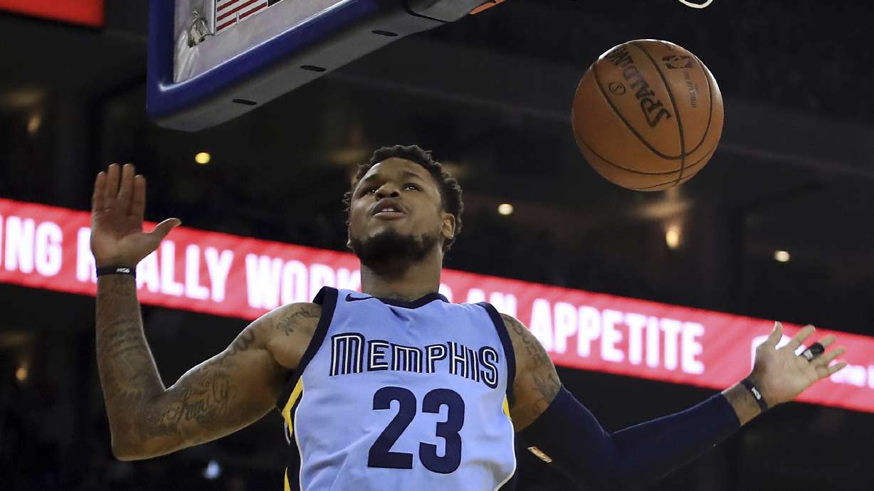 Thompson, Durant lead injured Warriors to 10th straight win