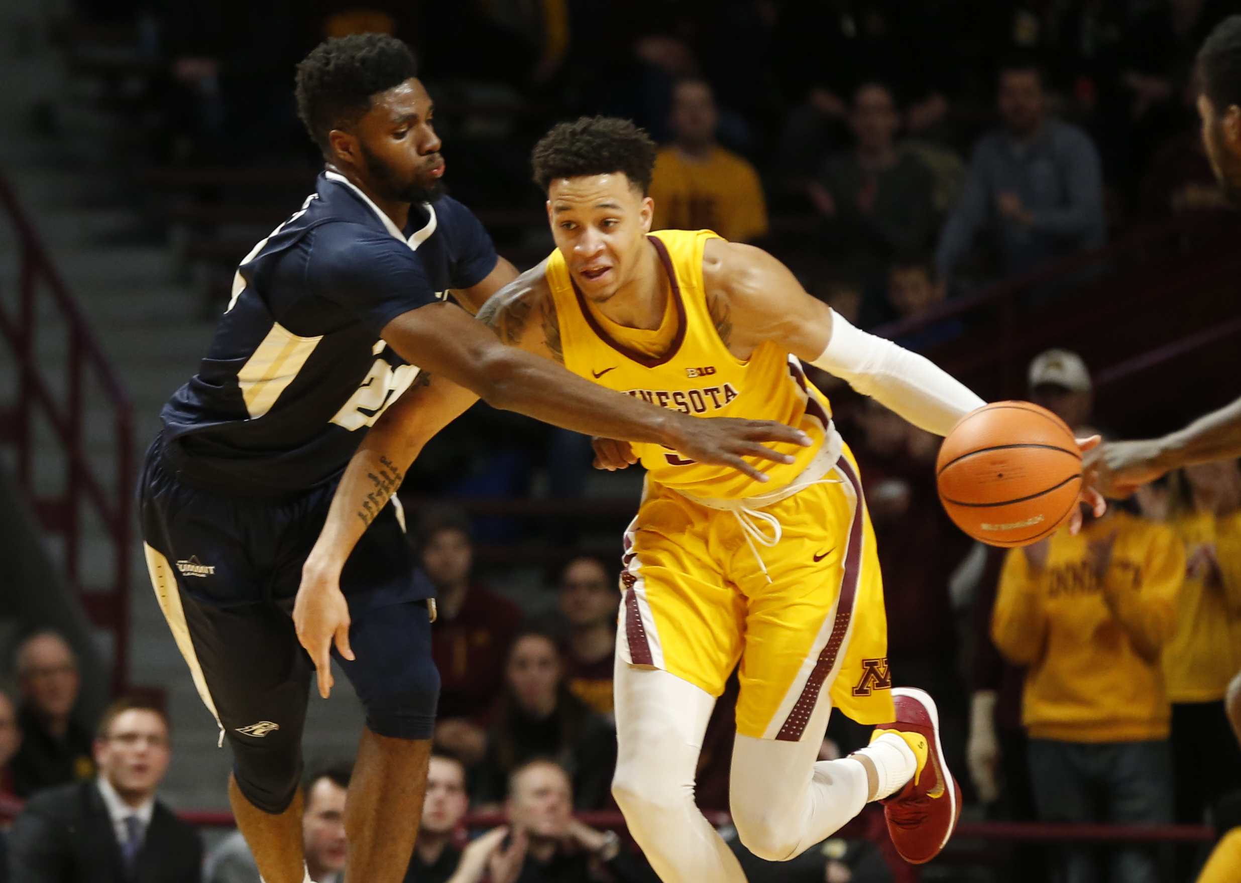 Murphy has double-double; Minnesota beats Oral Roberts 77-63