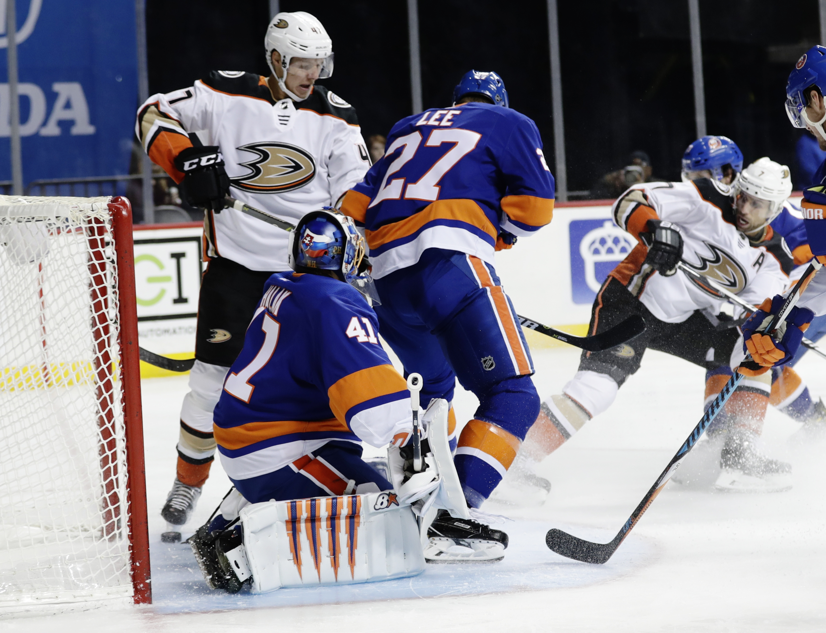 Lindholm completes hat trick in OT as Ducks beat Isles 5-4