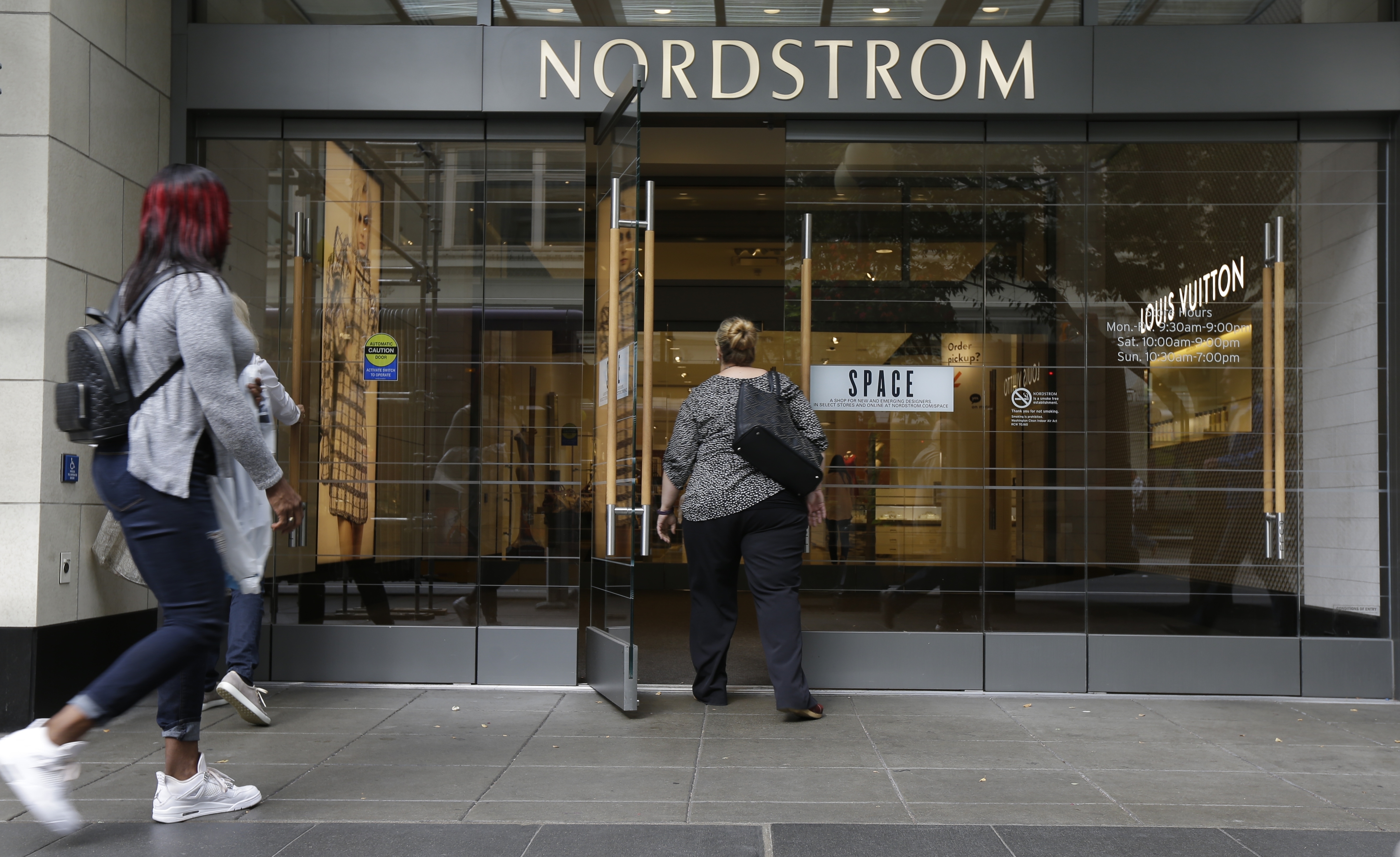 US consumer spending rises 0.6 percent in November