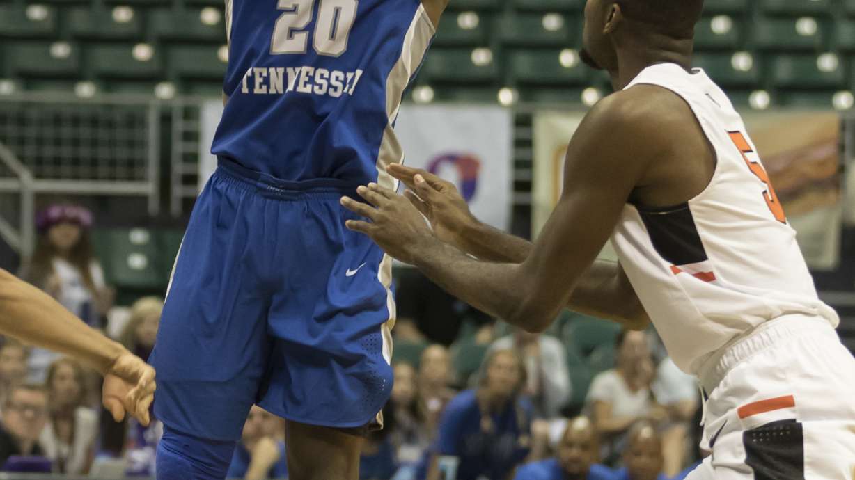 Pott's long 2 gives Middle Tennessee 69-67 win in Hawaii
