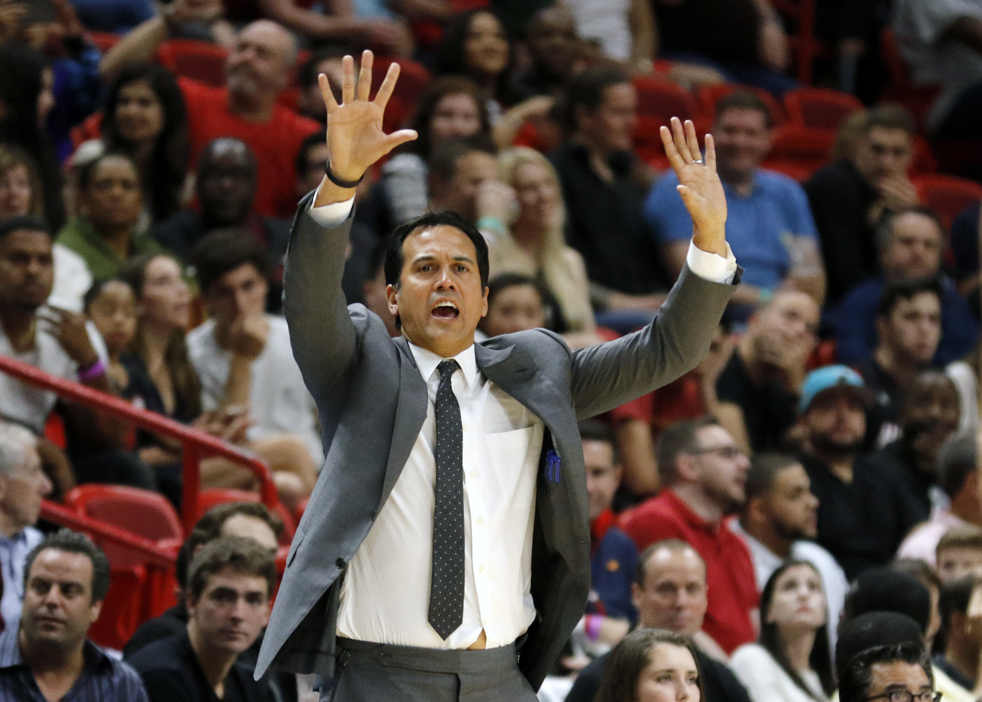Ellington ties career best with 28, Heat top Mavs 113-101