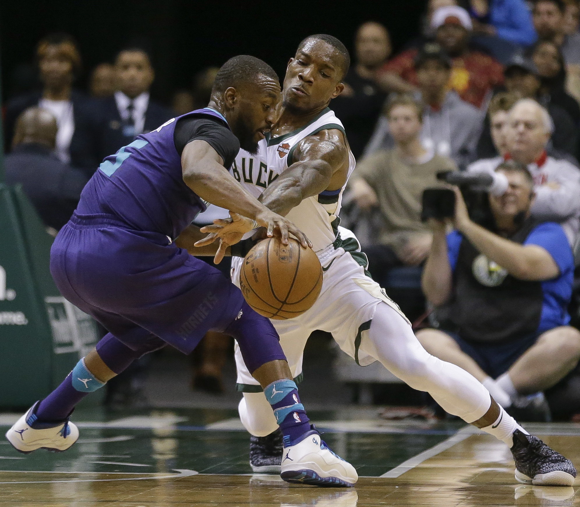 Bucks close on 9-0 run to beat Hornets 109-104