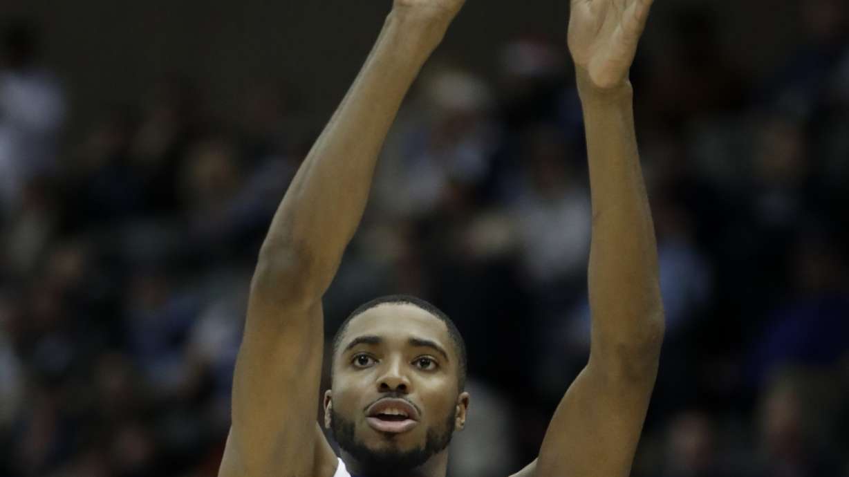 No. 1 Villanova routs Hofstra behind Bridges and 5 others