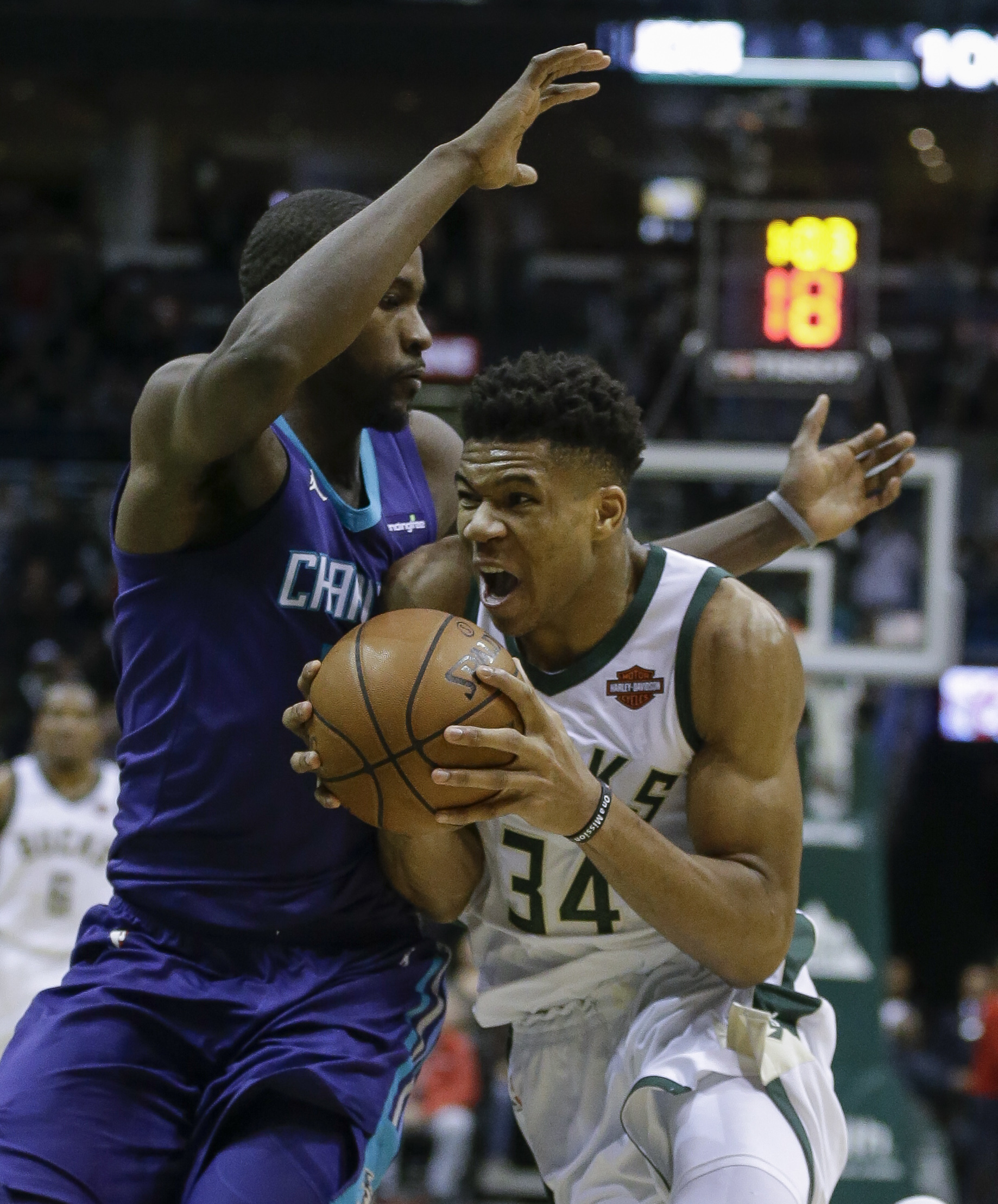 Antetokounmpo has sore knee, won't play vs. Hornets