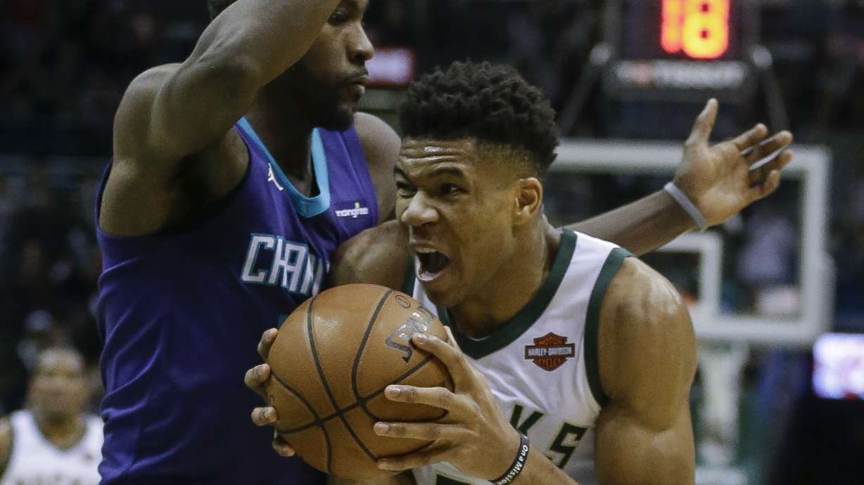 Antetokounmpo has sore knee, won't play vs. Hornets