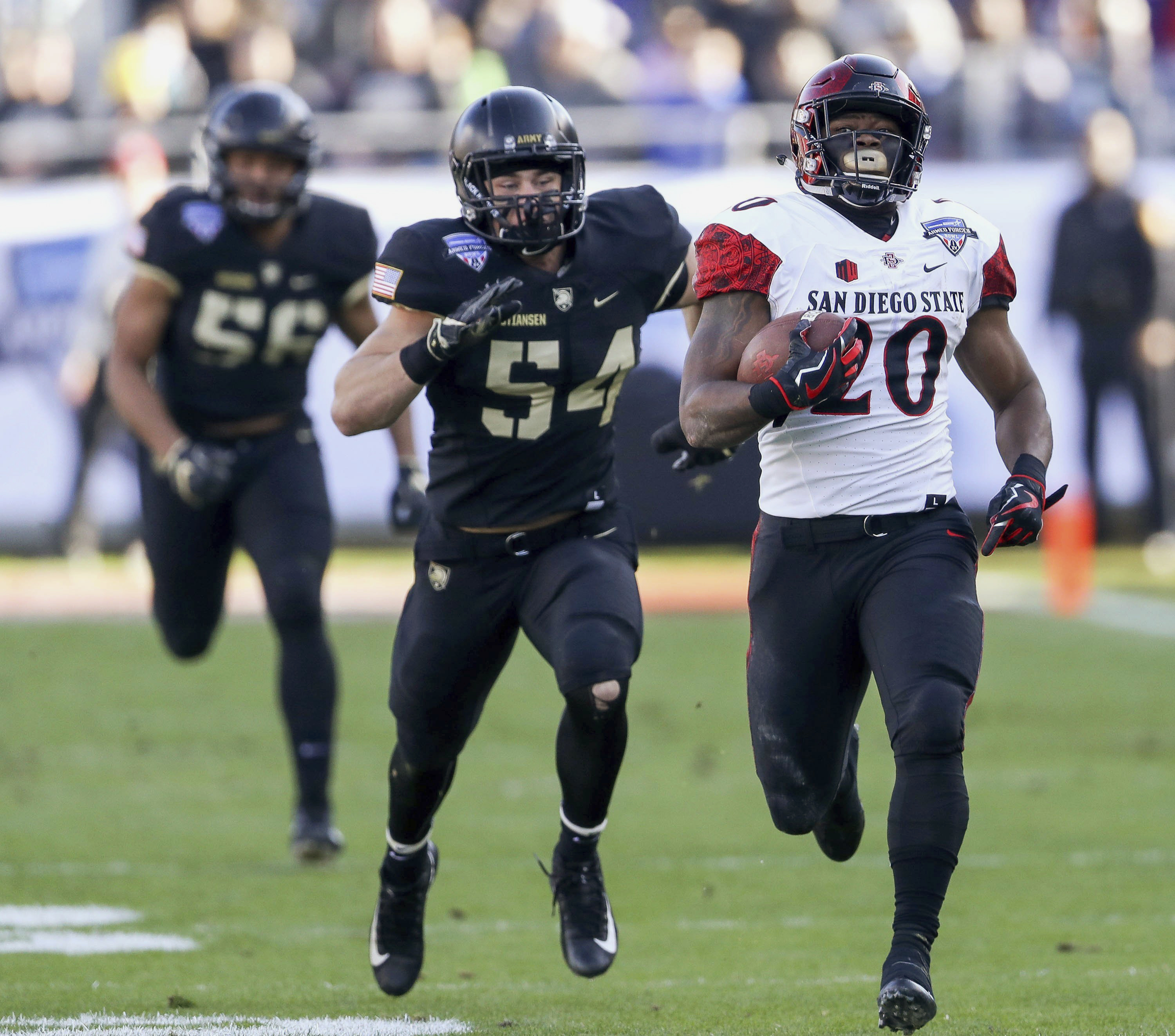 2-point gamble, late TD help Army beat San Diego State 42-35
