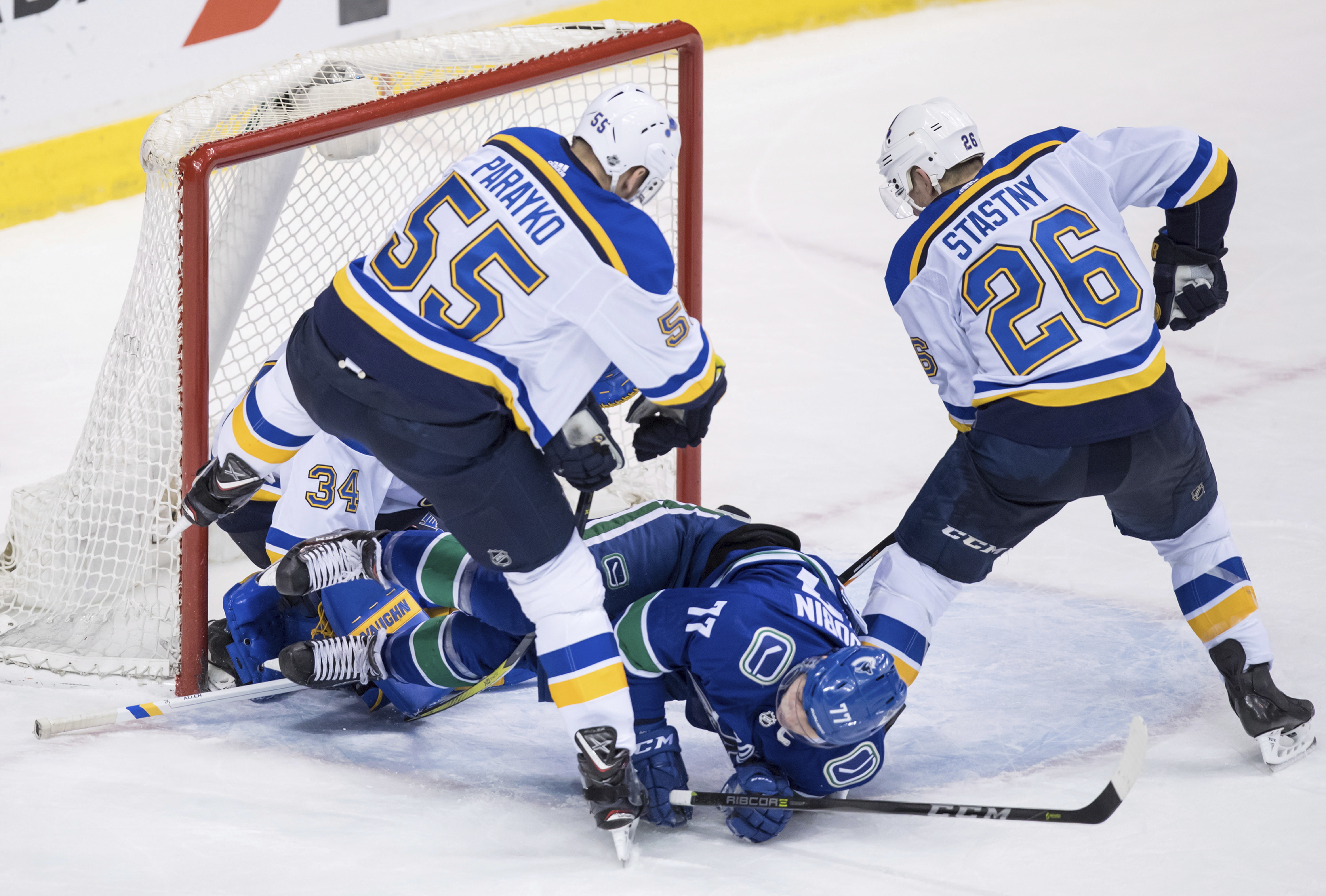 Brodziak lifts Blues over Canucks 3-1 to end skid