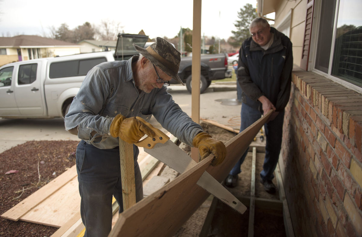 Neighbors build wheelchair ramp for Idaho man with Parkinson's disease