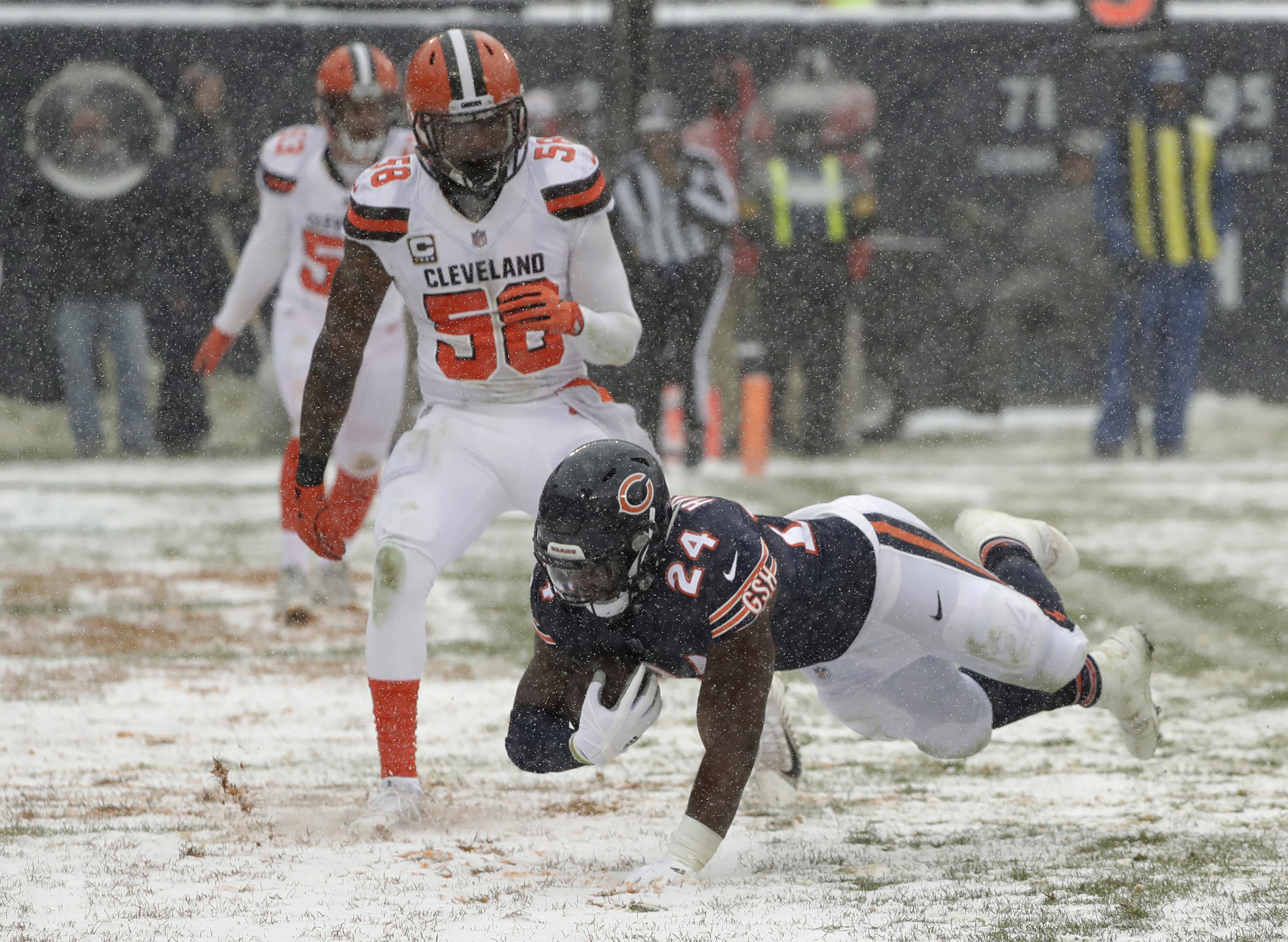 Browns move to brink of winless season, lose 20-3 to Bears