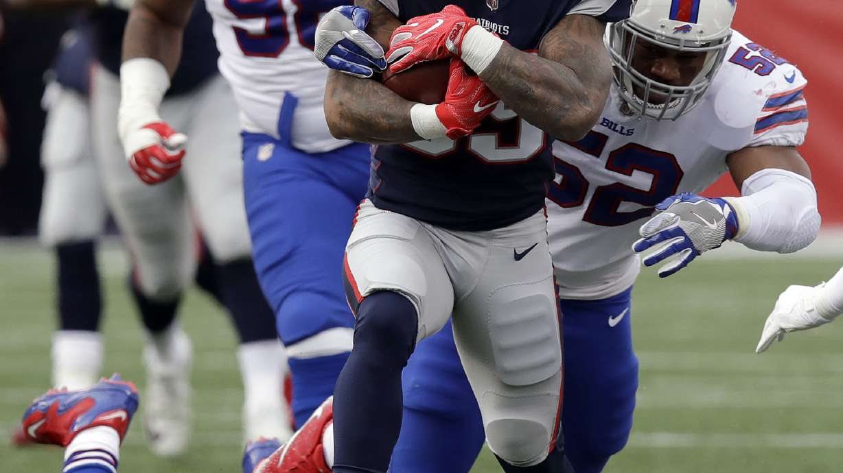 With eye on playoffs, Brady, Lewis lead Pats by Bills 37-16