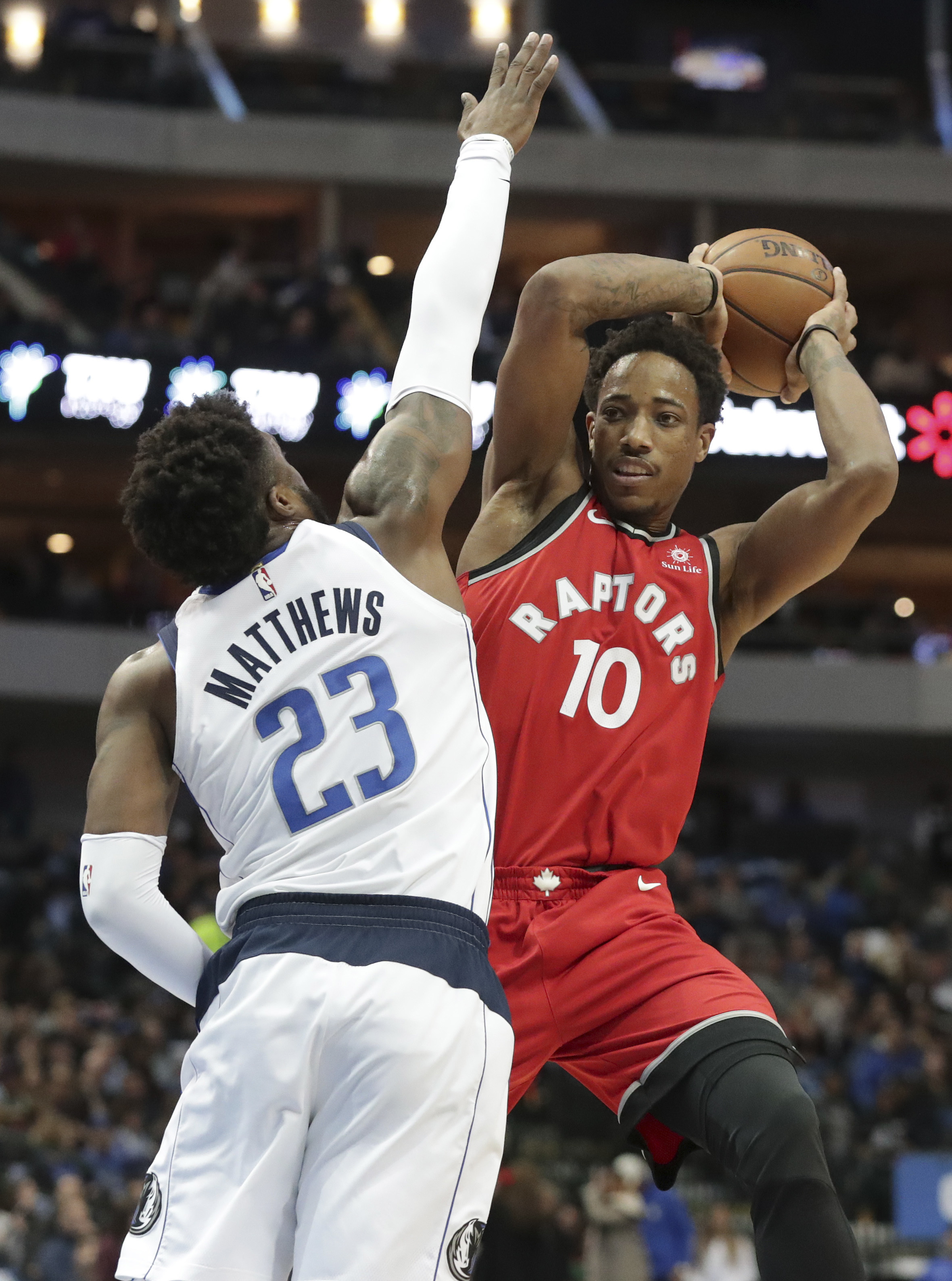 Barea, Mavs end another Raptors 6-game streak with 98-93 win