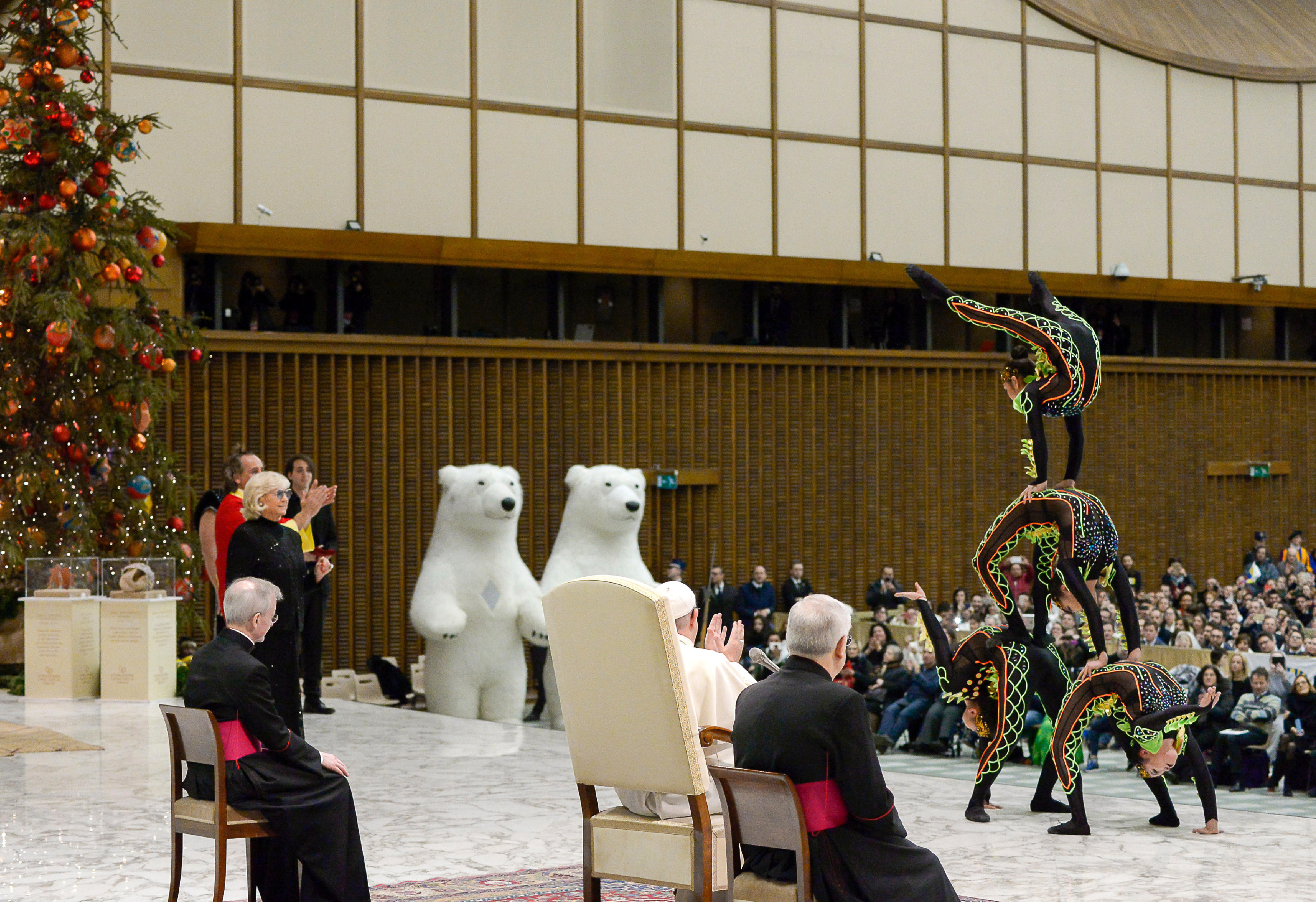 Pope delights in circus performance during audience