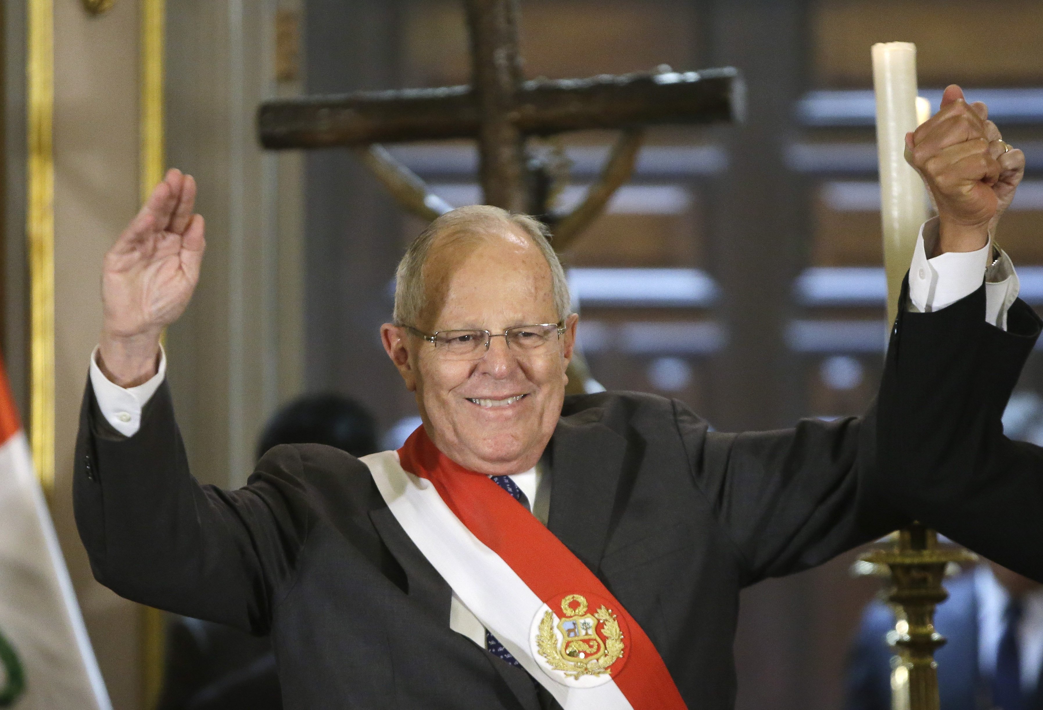 2 top officials quit Peru government amid political crisis