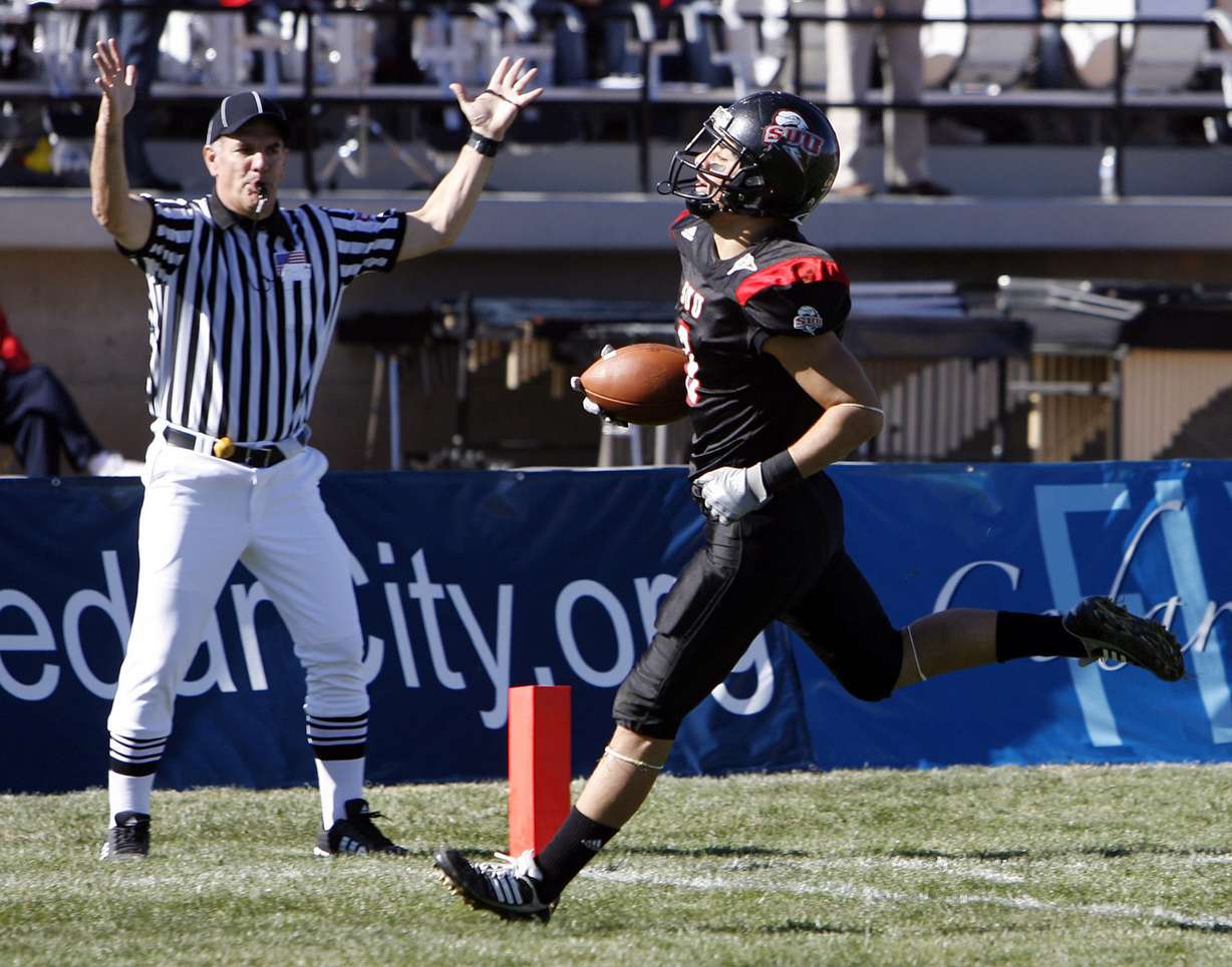 Fesi Sitake of SUU returns a punt for a touchdown in Cedar City, Utah, Saturday, Oct. 31, 2009. (Photo: Ravell Call, Deseret News)