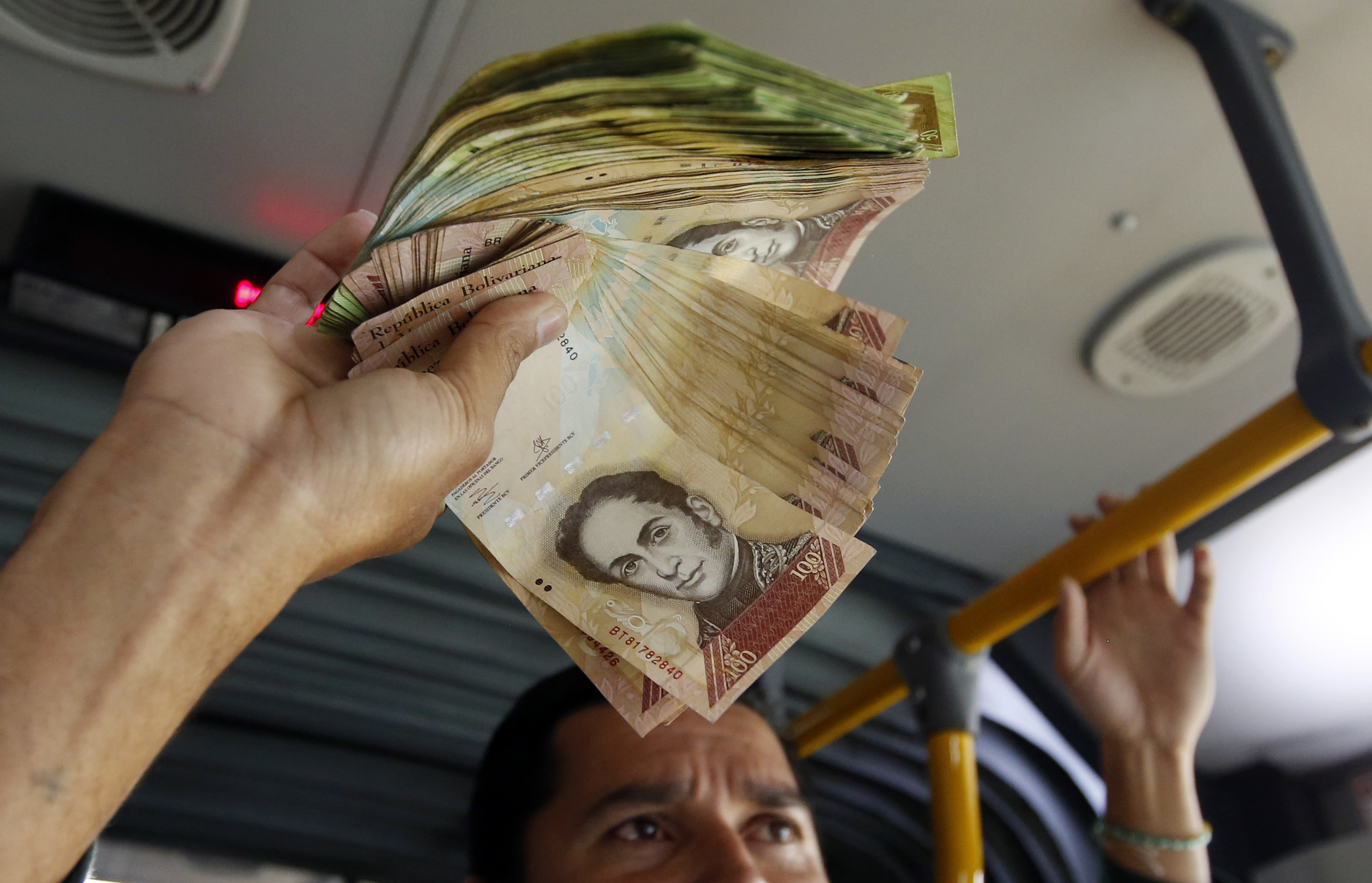 Venezuelans abroad panhandle with their useless cash