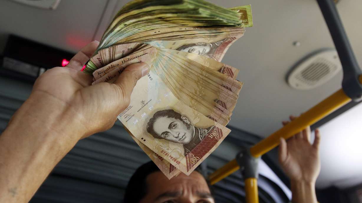 Venezuelans abroad panhandle with their useless cash