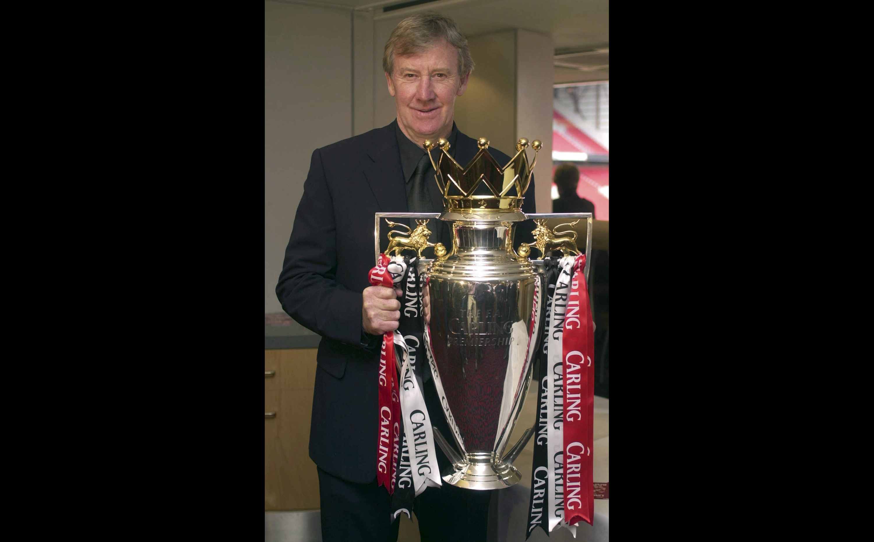Man United coach behind Beckham's career honored by Queen