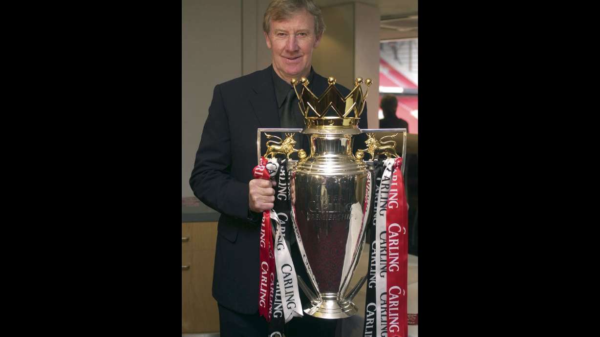 Man United coach behind Beckham's career honored by Queen