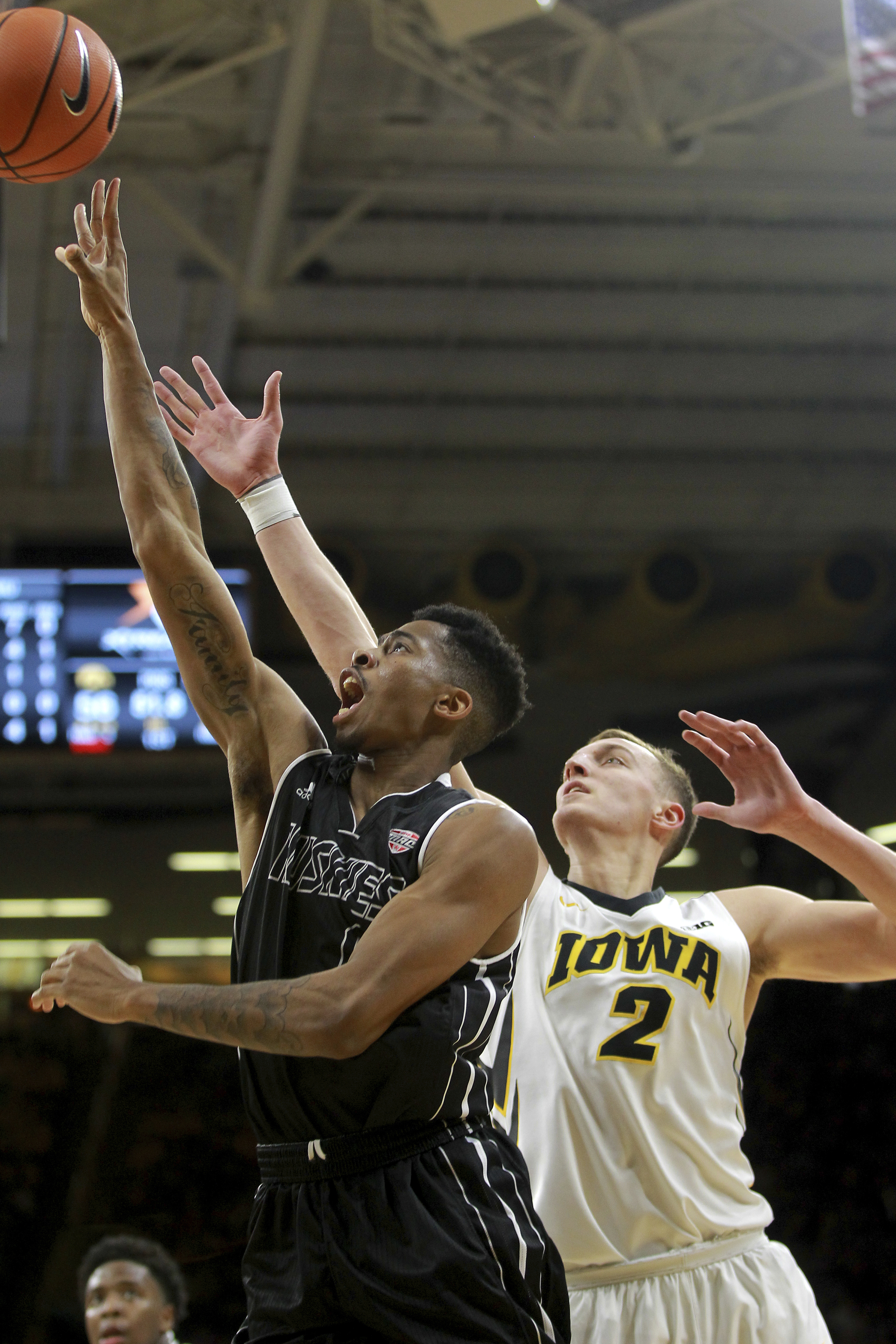 Garza scores 25, Iowa beats Northern Illinois 98-75
