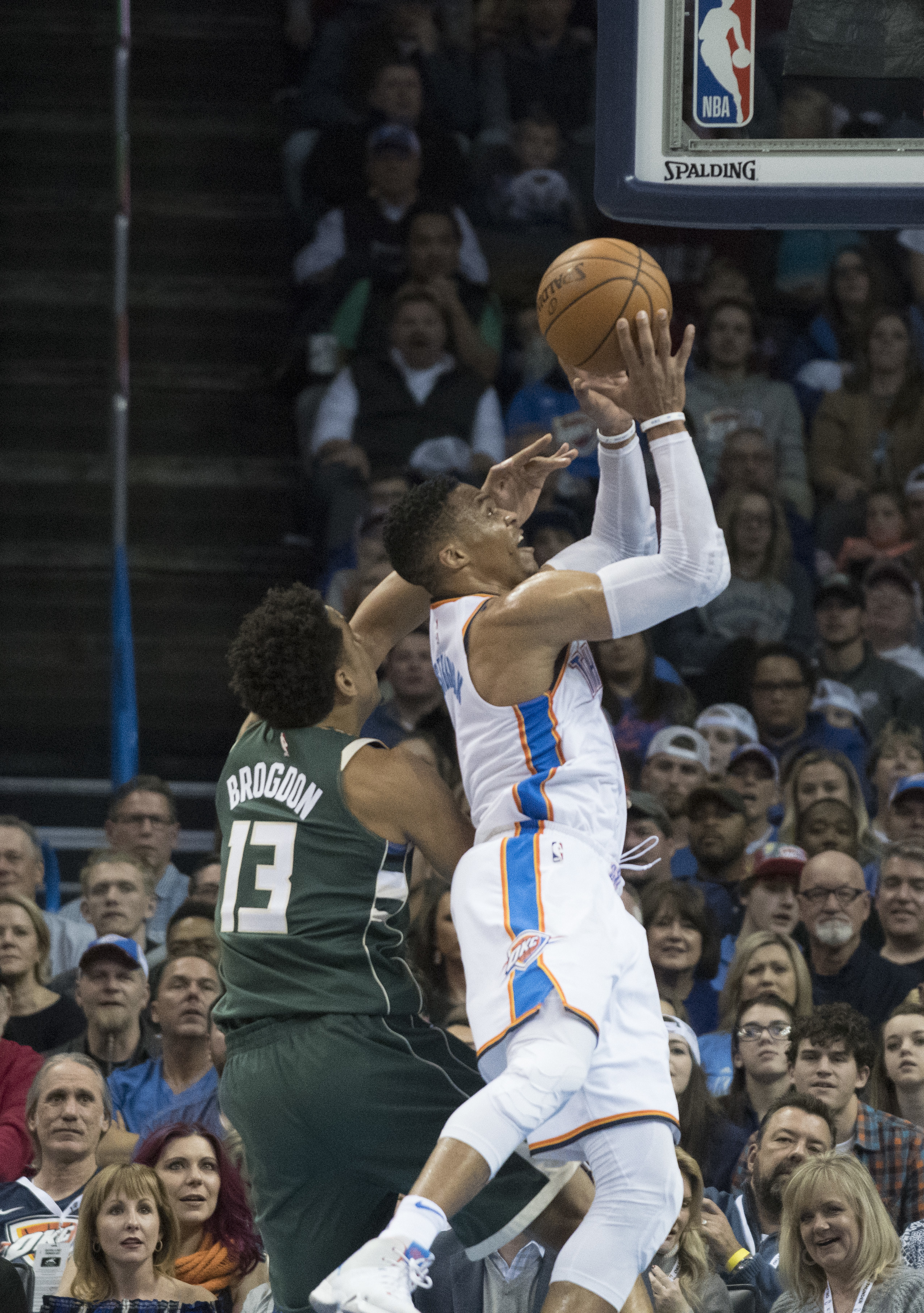 Antetokounmpo's disputed dunk lifts Bucks over Thunder 97-95