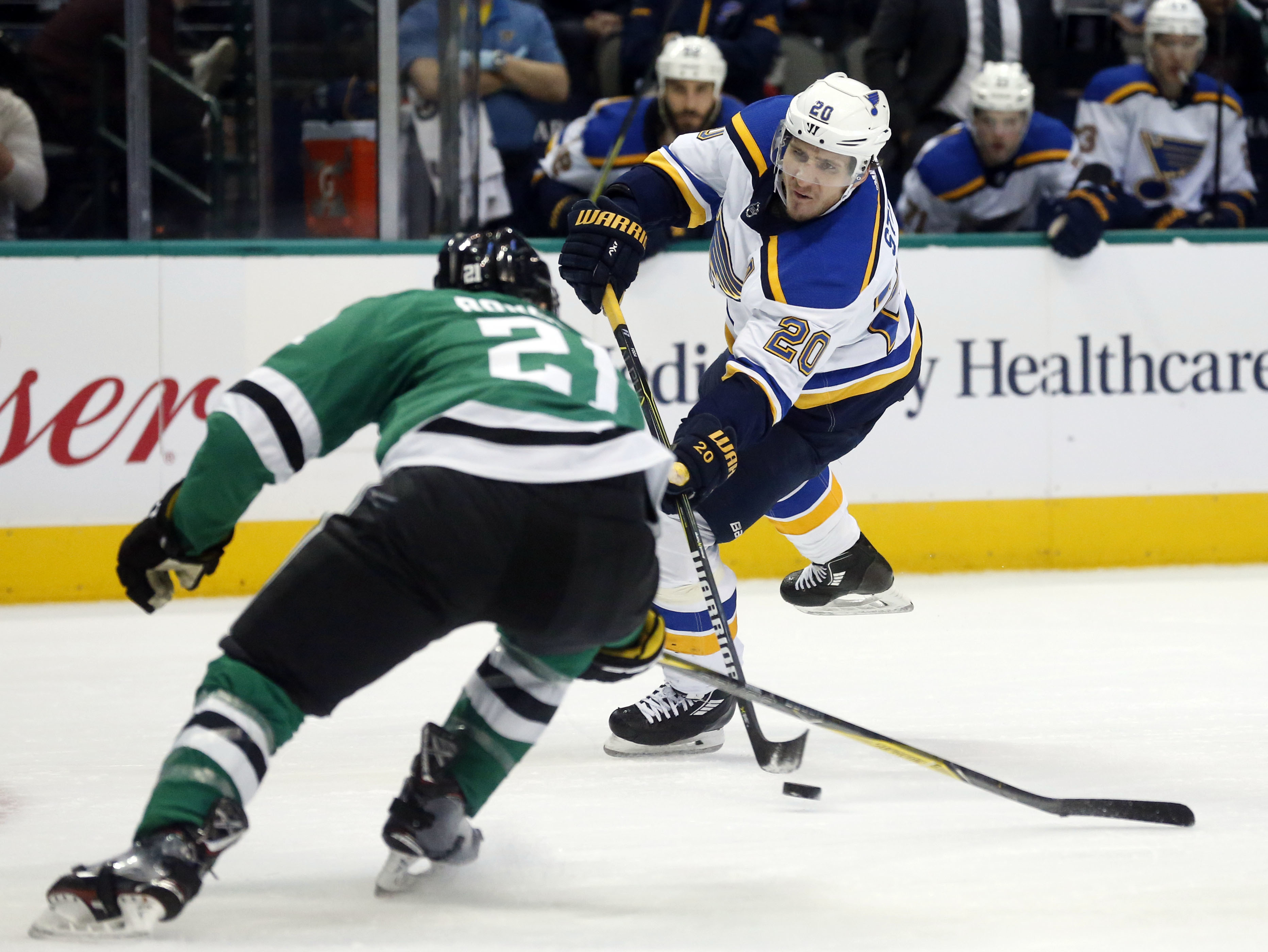 Radulov scores 2 late goals, Stars beat Blues 4-2