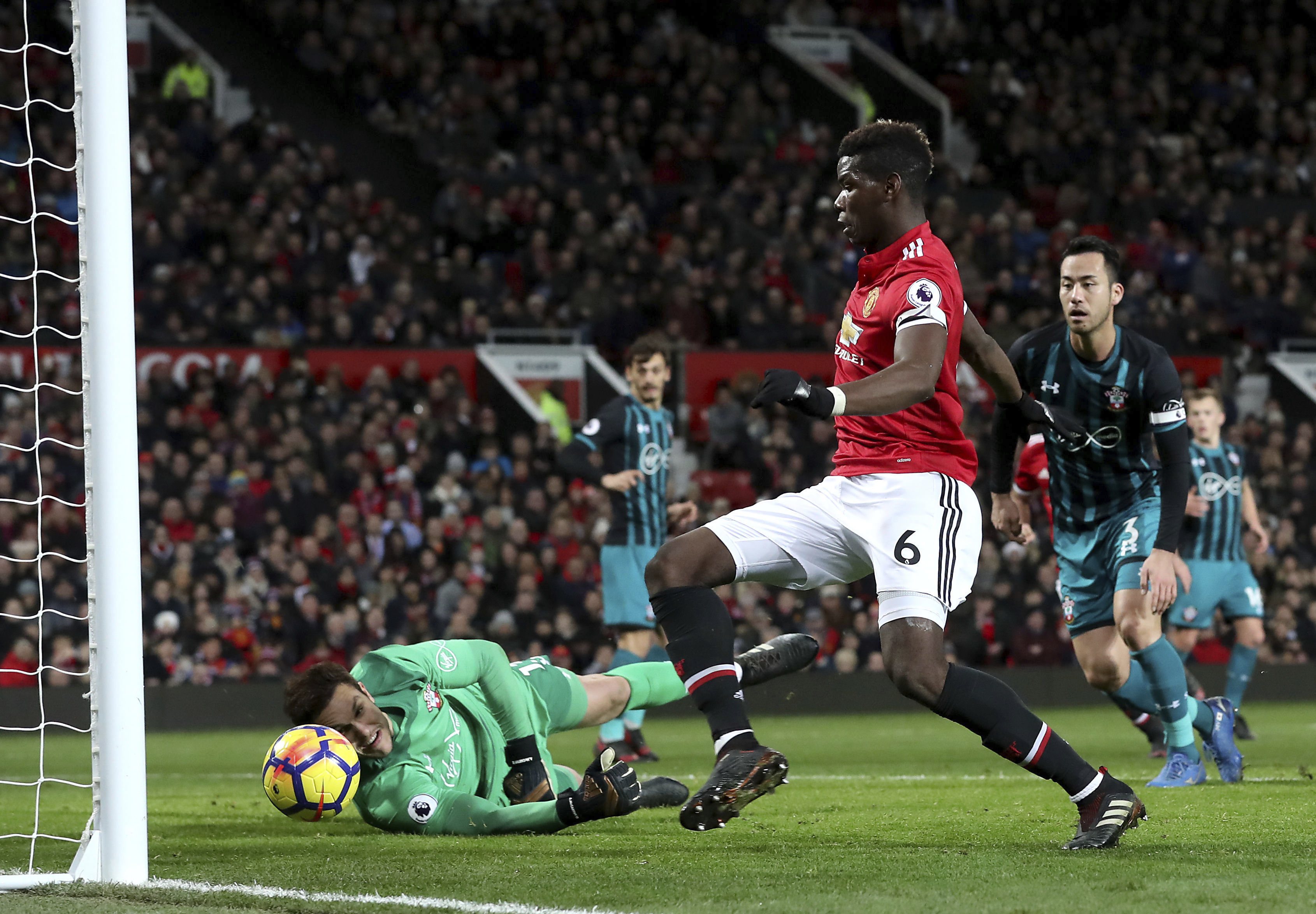 Sluggish United draws 3rd straight game, Lukaku carried off