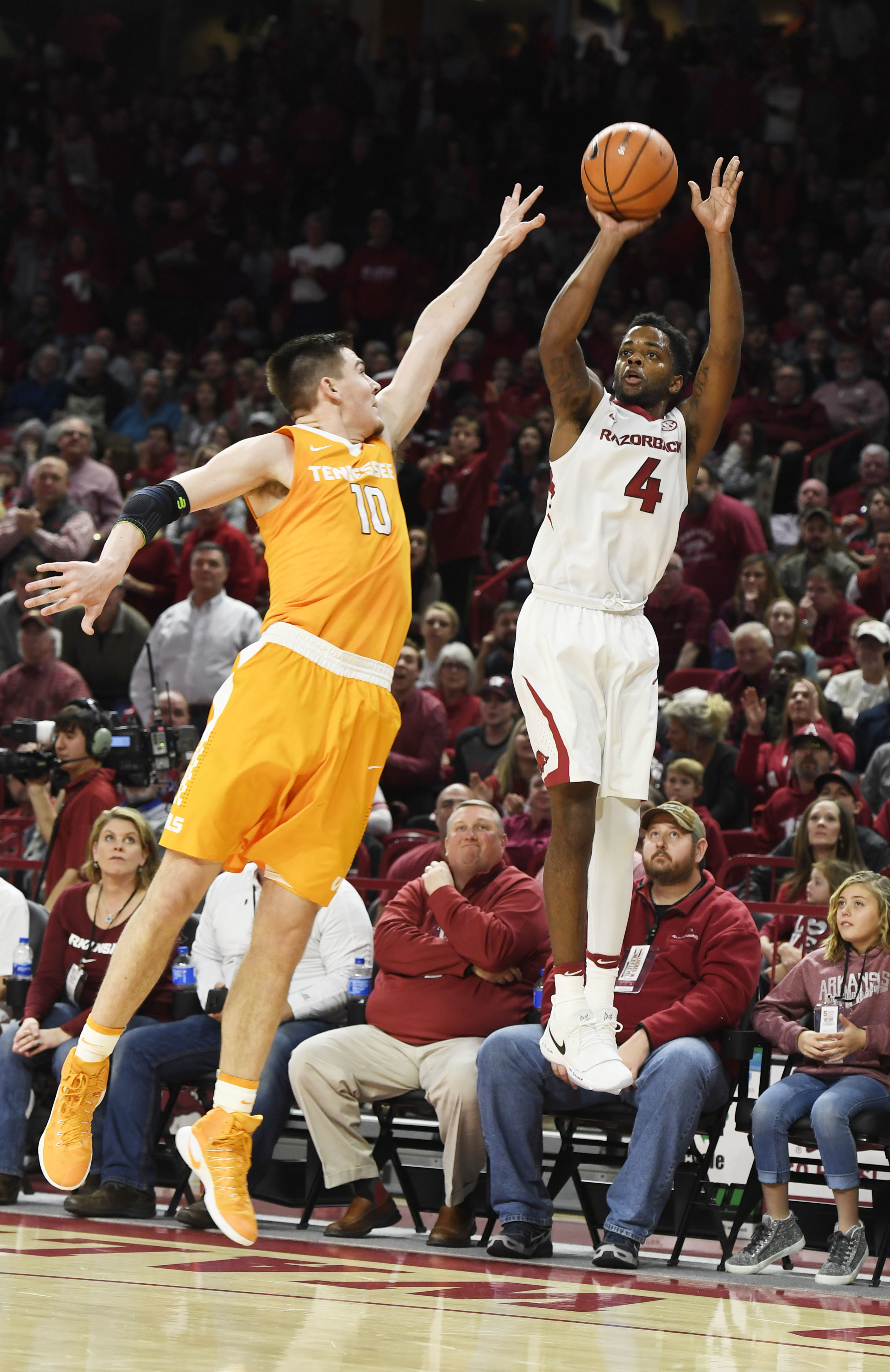 Macon, Barford lead Arkansas past No. 19 Tennessee in OT