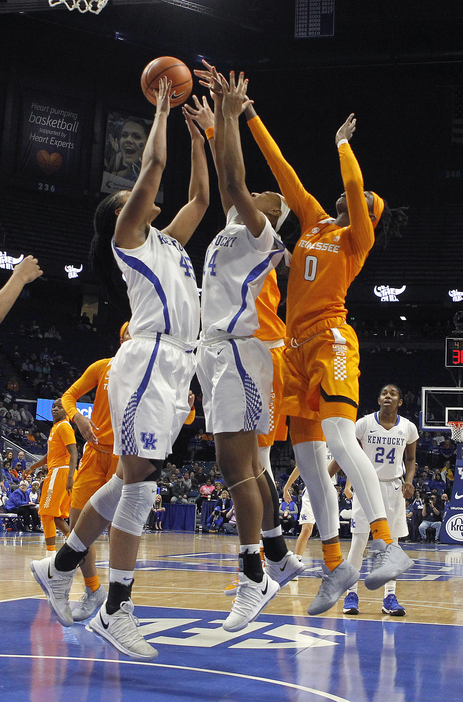 No. 7 Tennessee coasts past Kentucky 63-49 in SEC opener