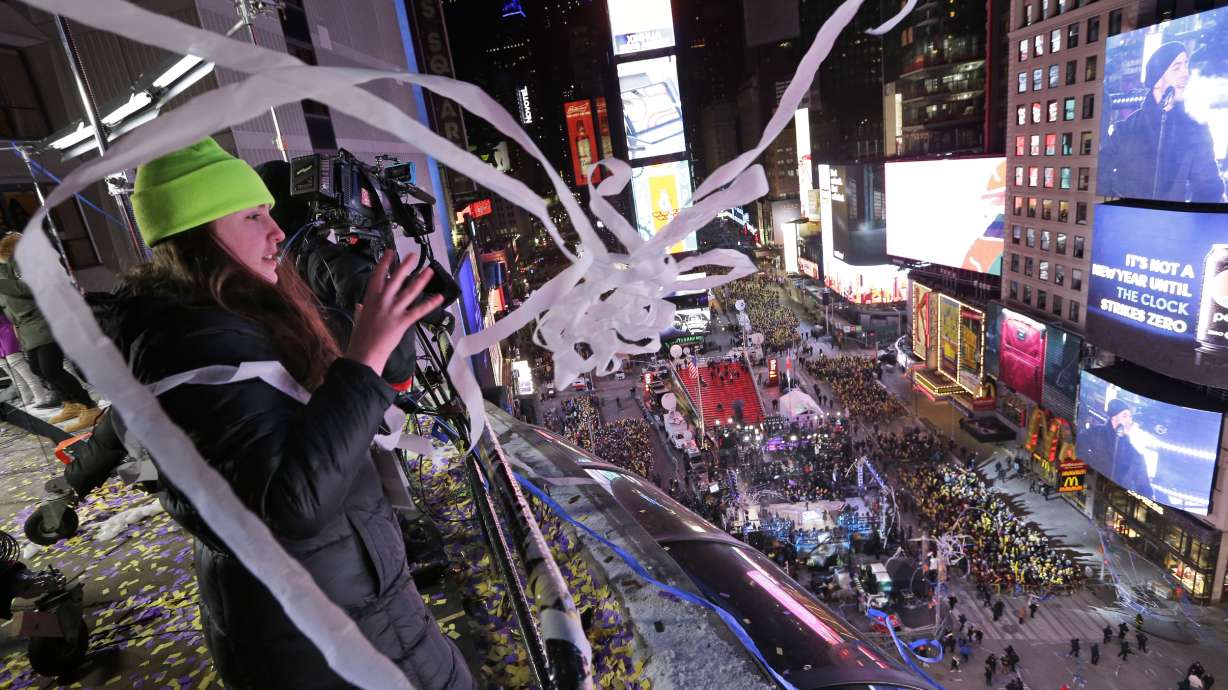 Mariah Carey makes it through Times Square set unscathed